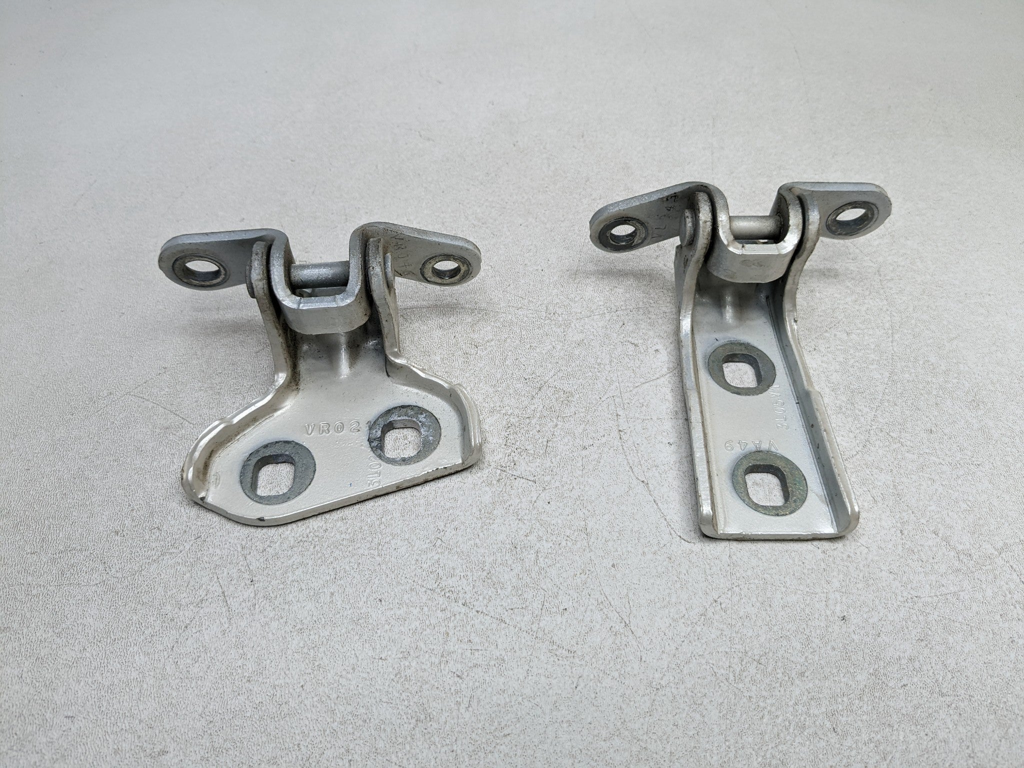 04-09 CADILLAC SRX OEM DOOR HINGE SET UPPER AND LOWER REAR RIGHT PASSENGER SIDE