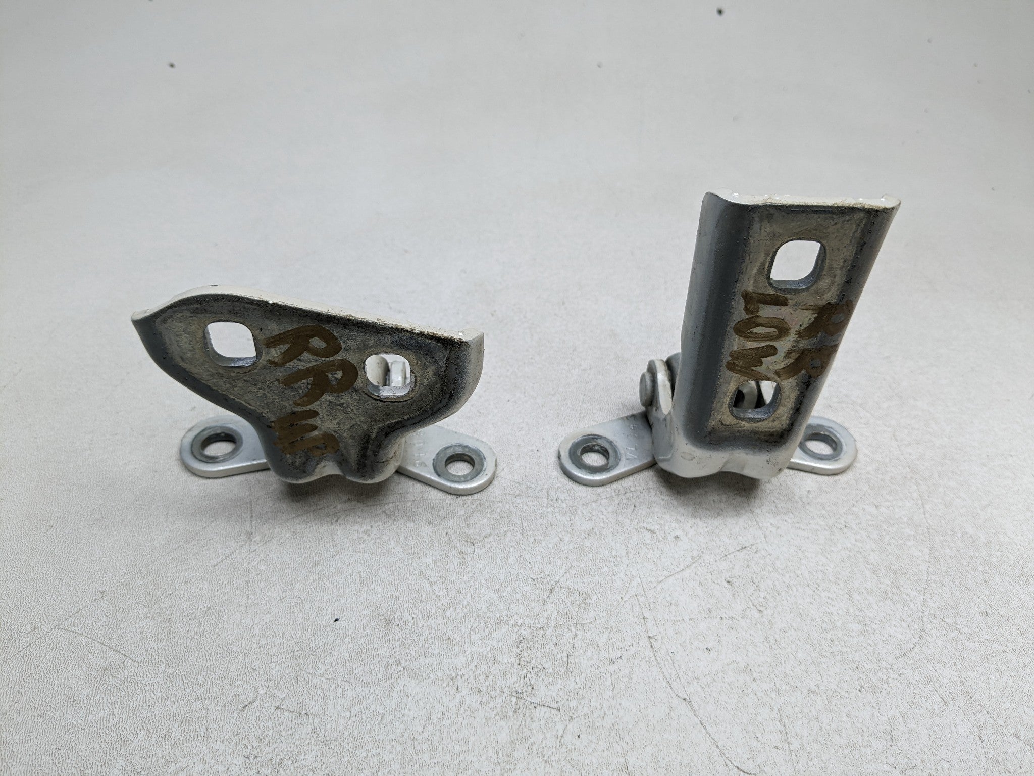 04-09 CADILLAC SRX OEM DOOR HINGE SET UPPER AND LOWER REAR RIGHT PASSENGER SIDE