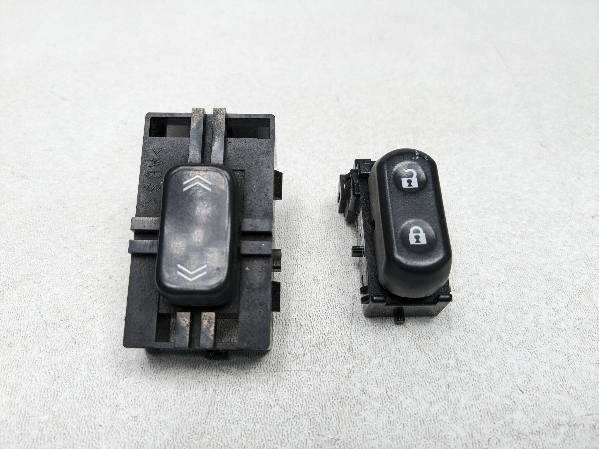 2004 - 2009 CADILLAC SRX OEM DOOR WINDOW LOCK CONTROL SWITCH FRONT RIGHT SIDE
