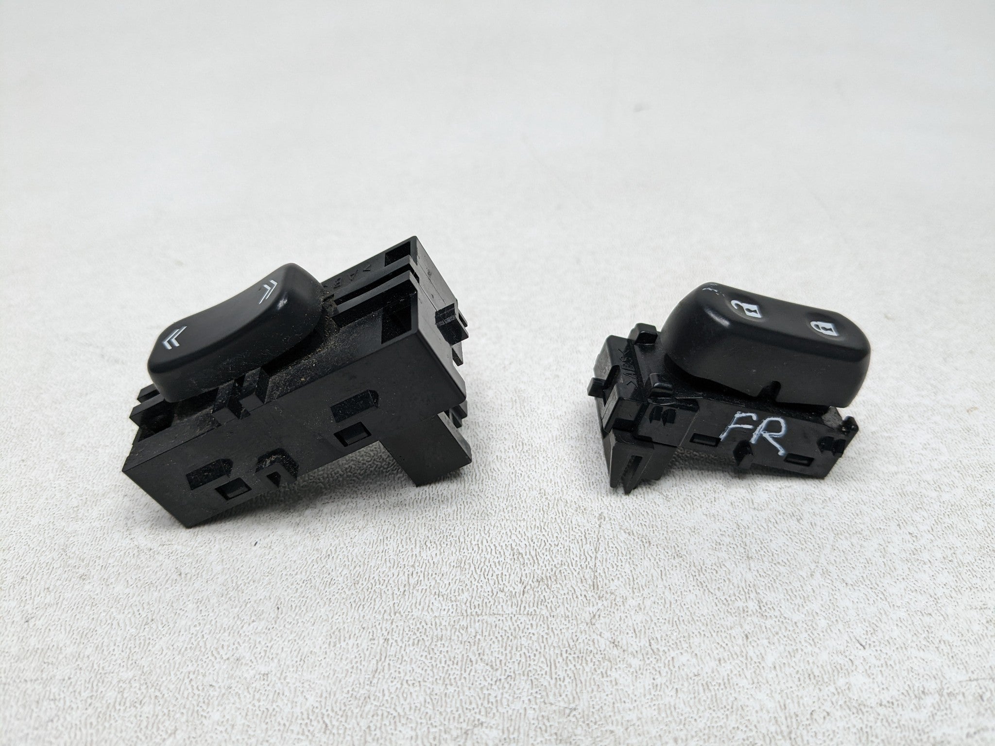 2004 - 2009 CADILLAC SRX OEM DOOR WINDOW LOCK CONTROL SWITCH FRONT RIGHT SIDE
