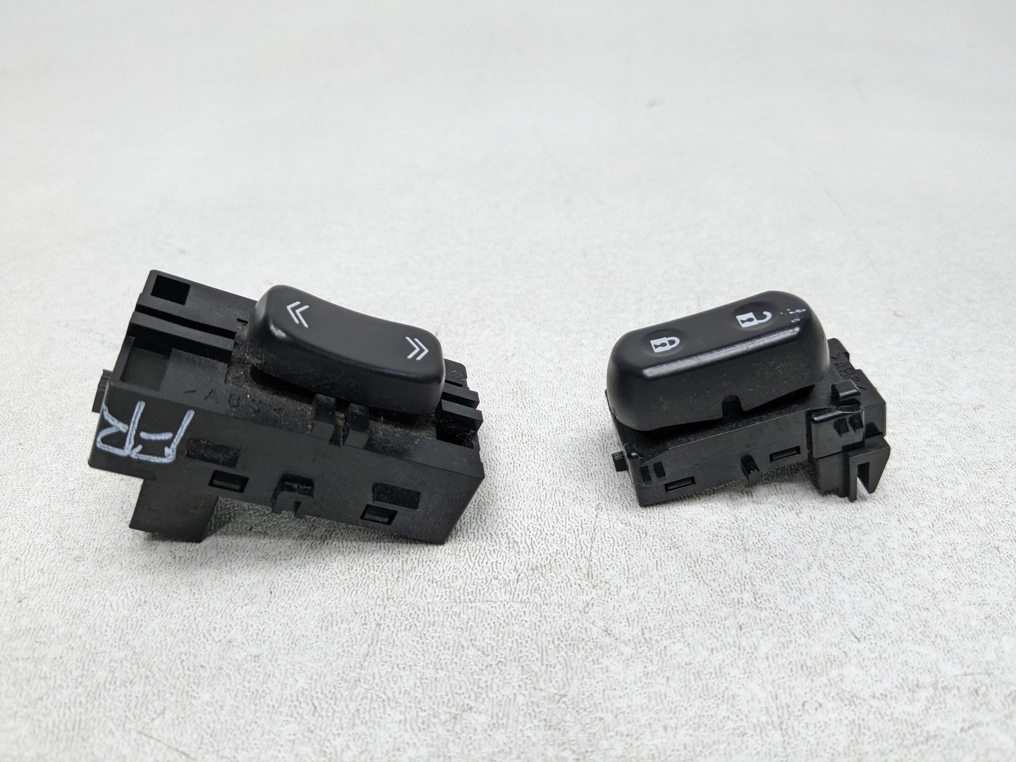 2004 - 2009 CADILLAC SRX OEM DOOR WINDOW LOCK CONTROL SWITCH FRONT RIGHT SIDE