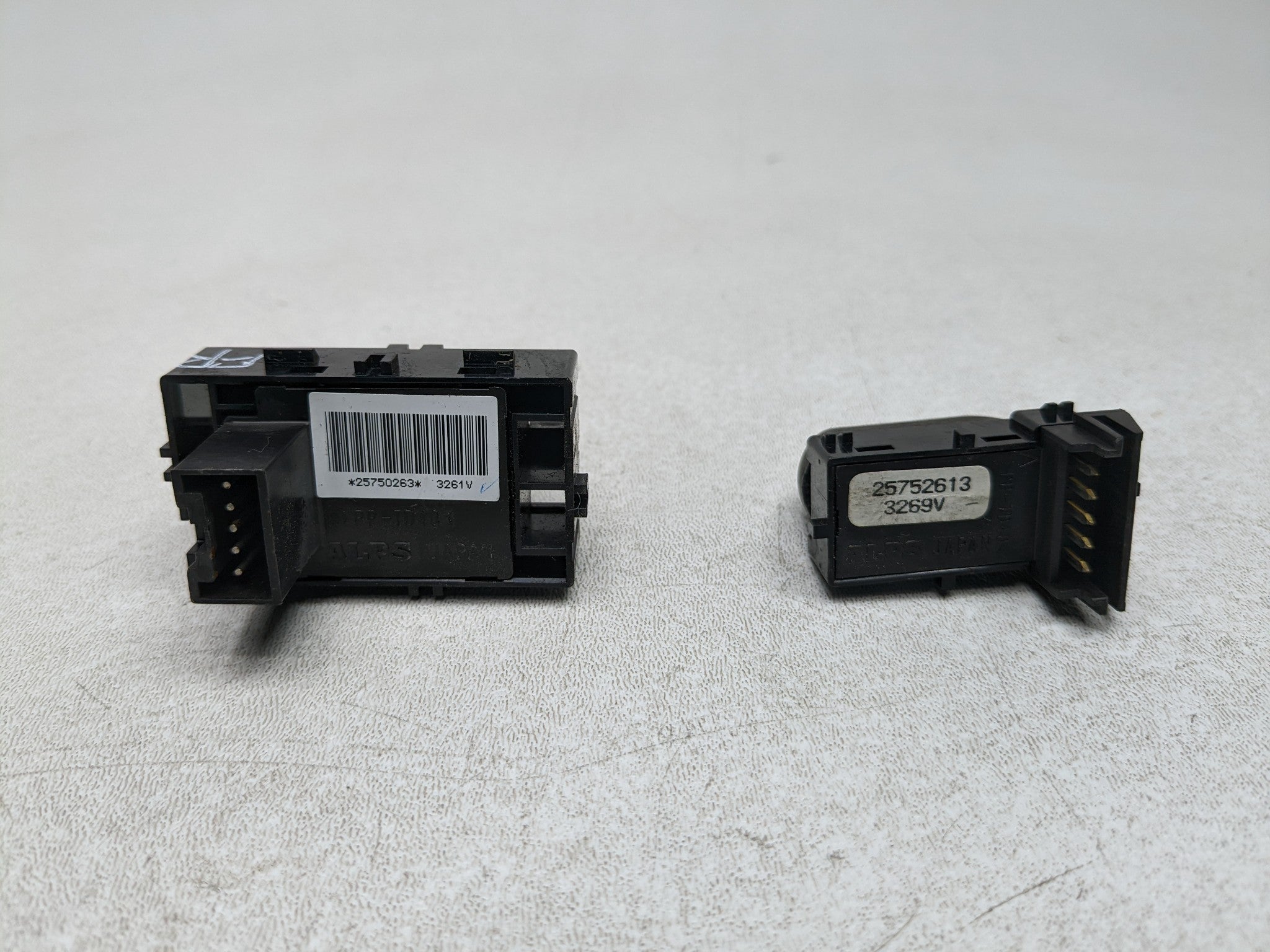 2004 - 2009 CADILLAC SRX OEM DOOR WINDOW LOCK CONTROL SWITCH FRONT RIGHT SIDE