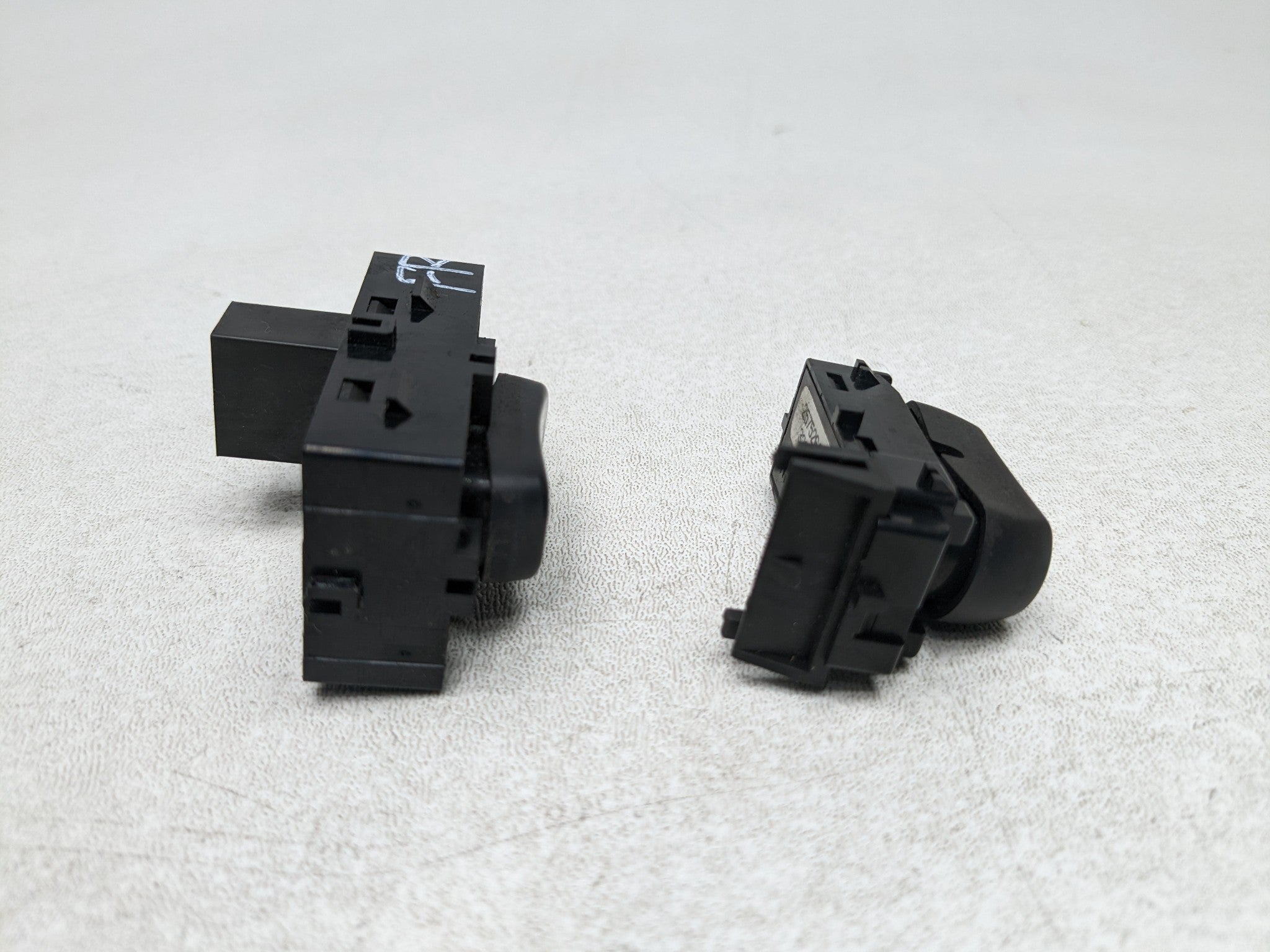 2004 - 2009 CADILLAC SRX OEM DOOR WINDOW LOCK CONTROL SWITCH FRONT RIGHT SIDE