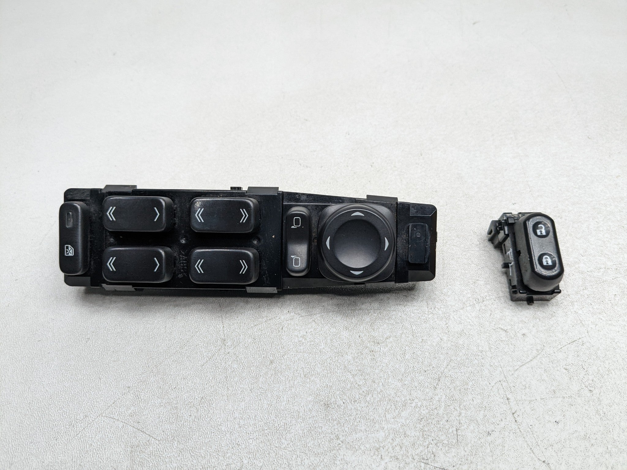 2004 - 2009 CADILLAC SRX OEM DOOR POWER WINDOW MASTER SWITCH ASSEMBLY FRONT LEFT