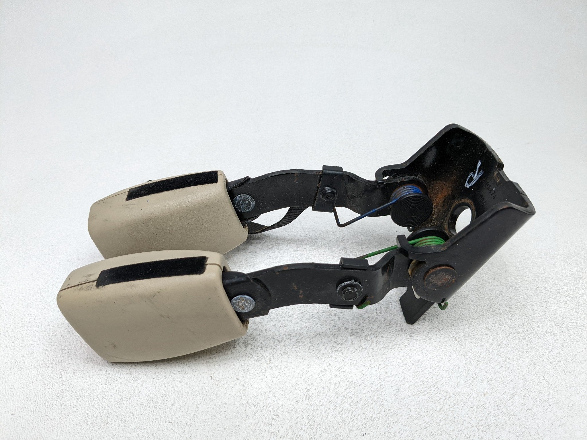 04 - 09 CADILLAC SRX OEM SEAT BELT BUCKLE SET THIRD ROW REAR LEFT AND RIGHT SIDE