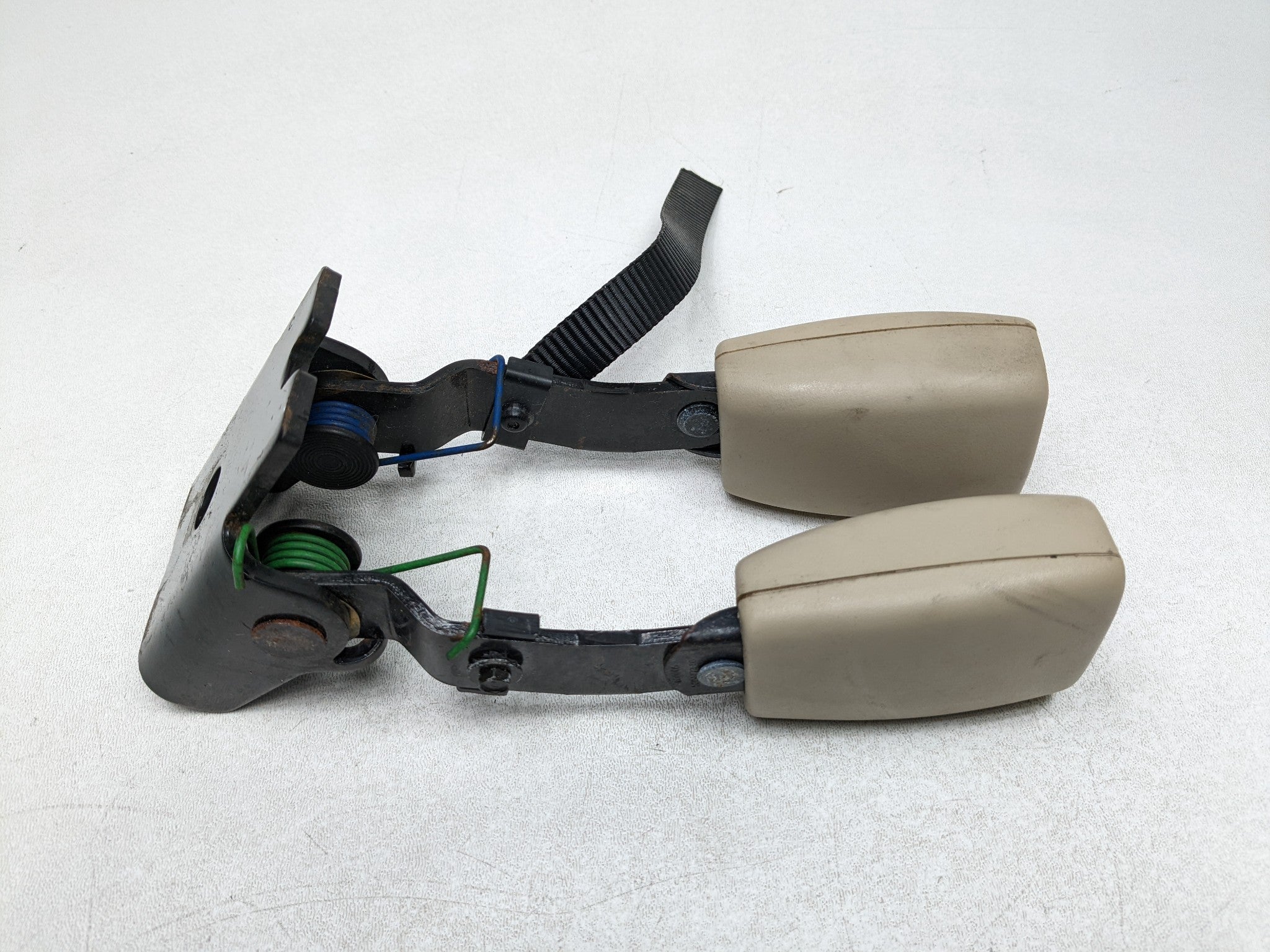 04 - 09 CADILLAC SRX OEM SEAT BELT BUCKLE SET THIRD ROW REAR LEFT AND RIGHT SIDE