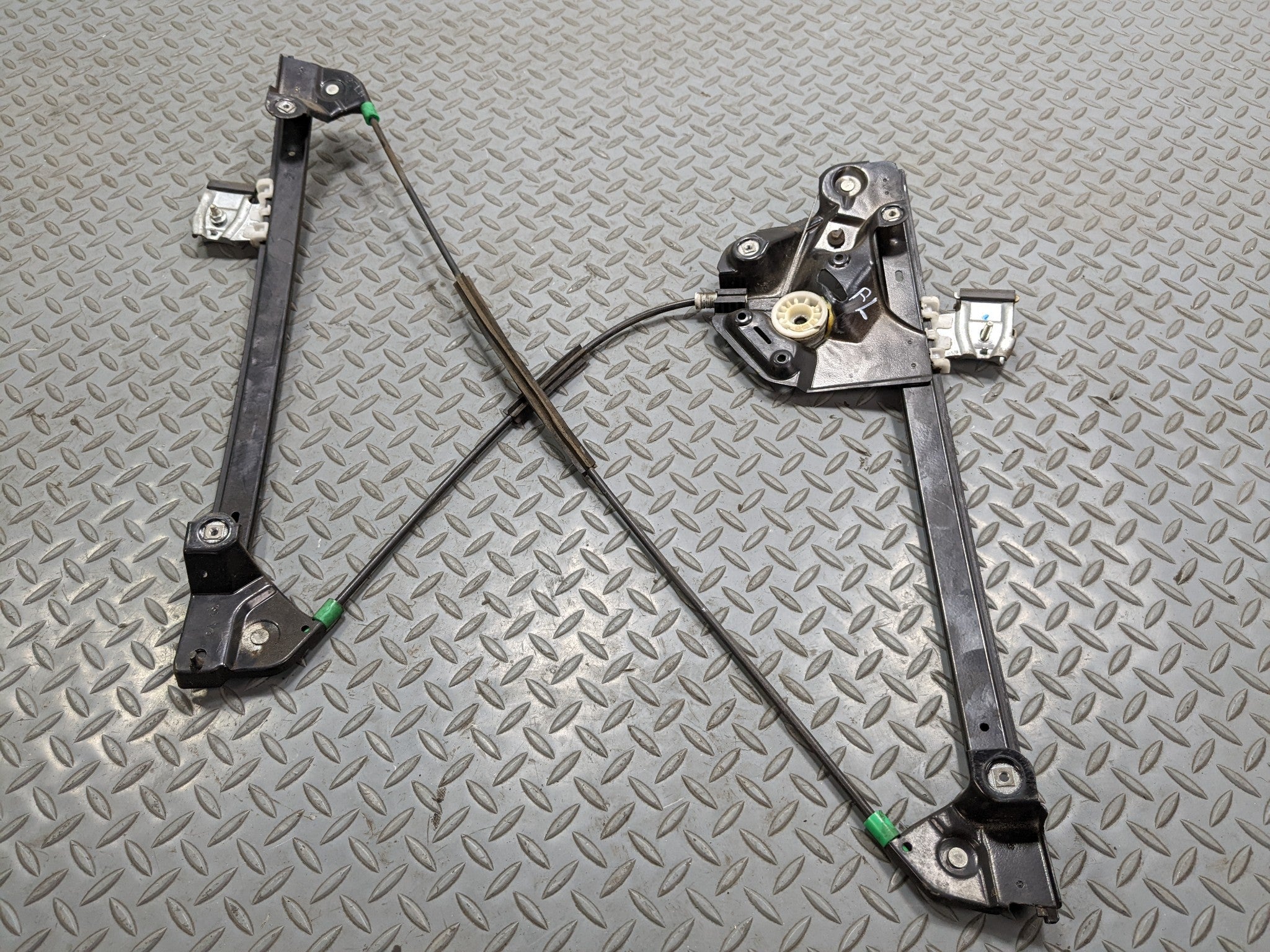 2004 - 2009 CADILLAC SRX OEM DOOR REGULATOR ASSEMBLY FRONT LEFT DRIVER SIDE