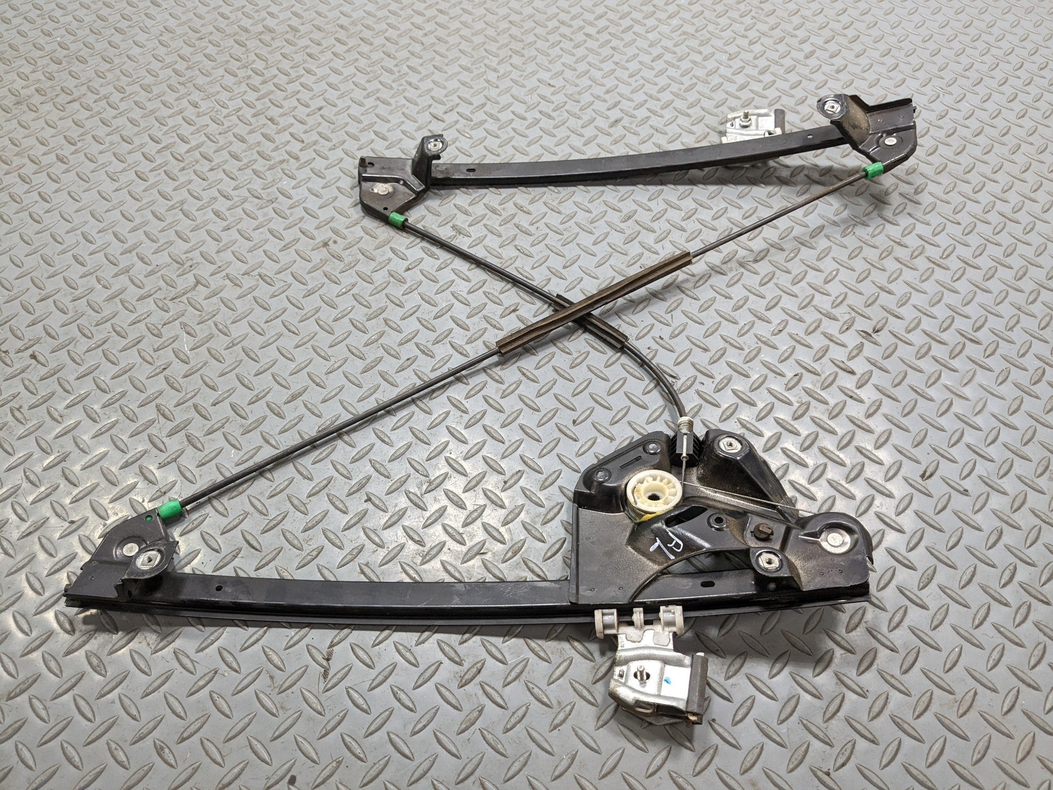 2004 - 2009 CADILLAC SRX OEM DOOR REGULATOR ASSEMBLY FRONT LEFT DRIVER SIDE