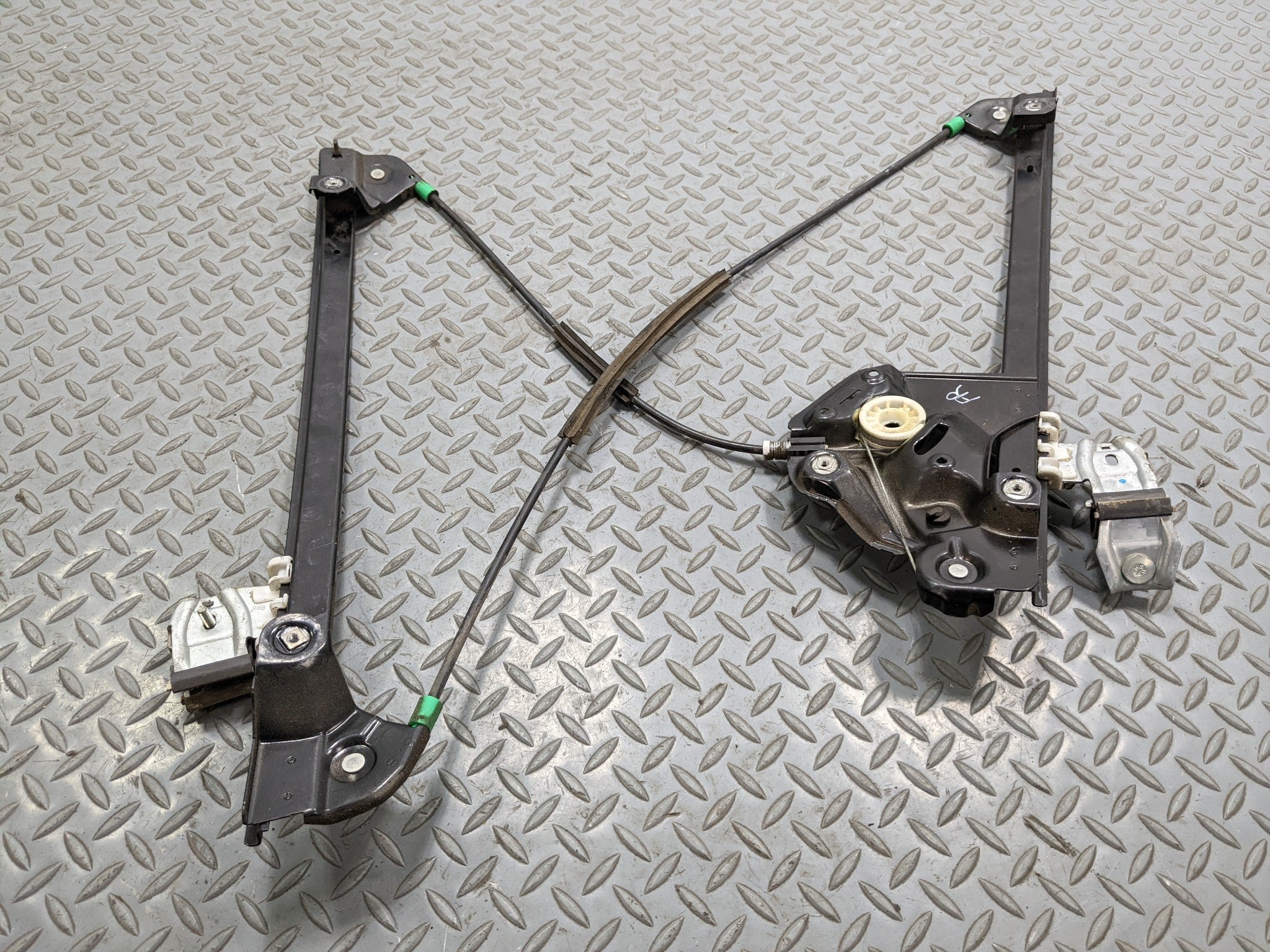 2004 - 2009 CADILLAC SRX OEM DOOR REGULATOR ASSEMBLY FRONT RIGHT PASSENGER SIDE
