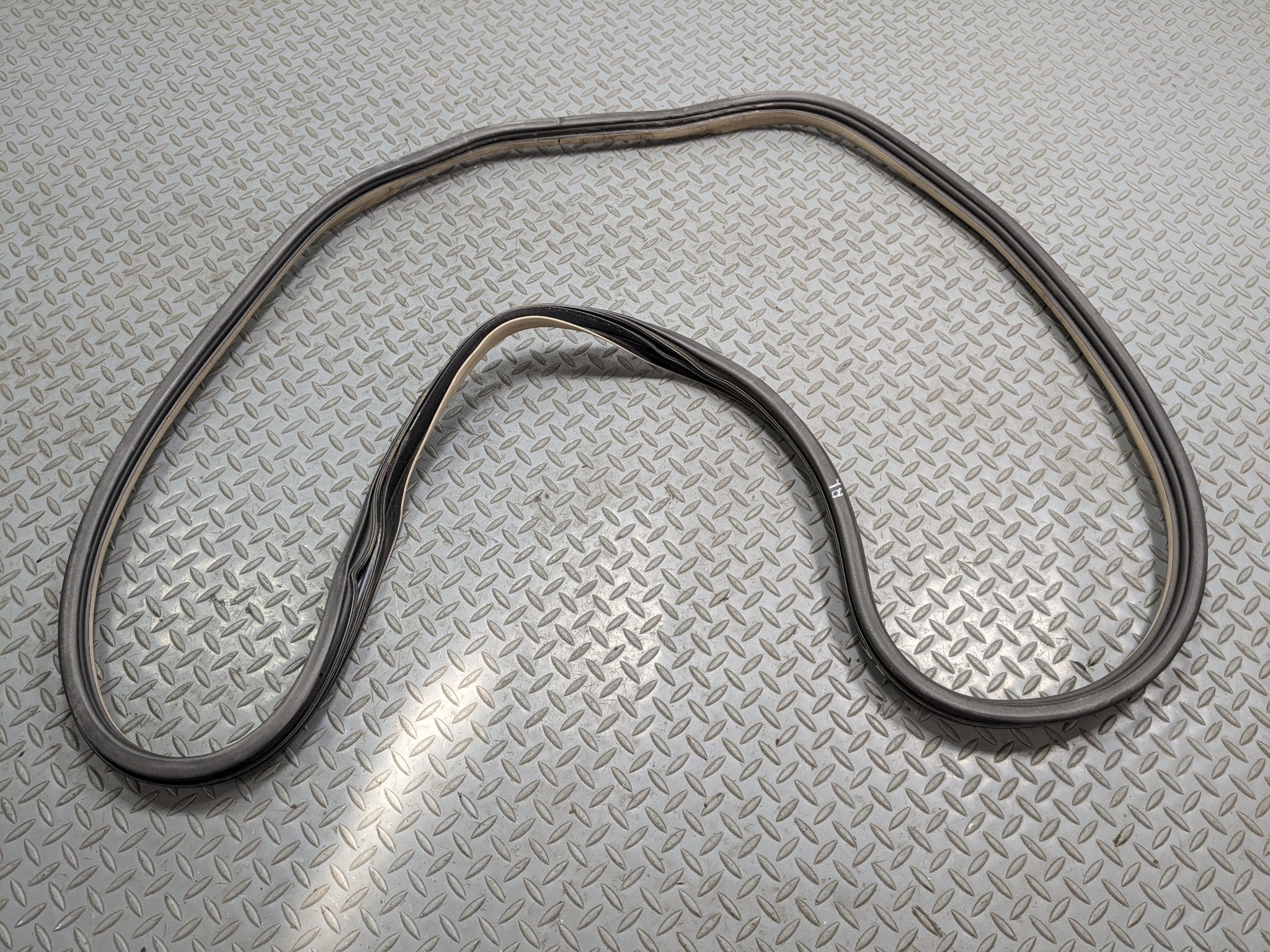 2004 - 2009 CADILLAC SRX OEM DOOR SEAL WEATHER STRIPPING RUBBER REAR LEFT SIDE