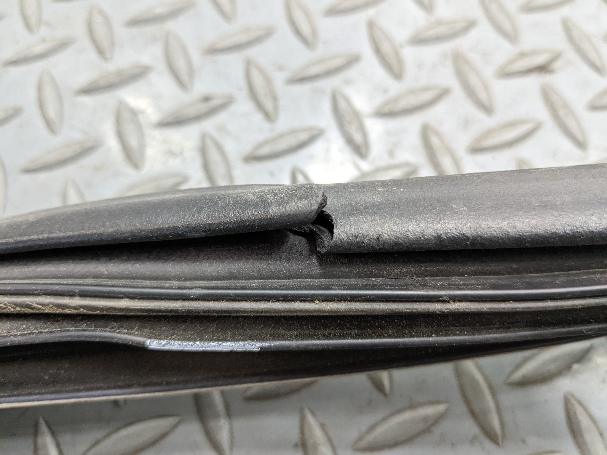2004 - 2009 CADILLAC SRX OEM DOOR SEAL WEATHER STRIPPING RUBBER REAR LEFT SIDE