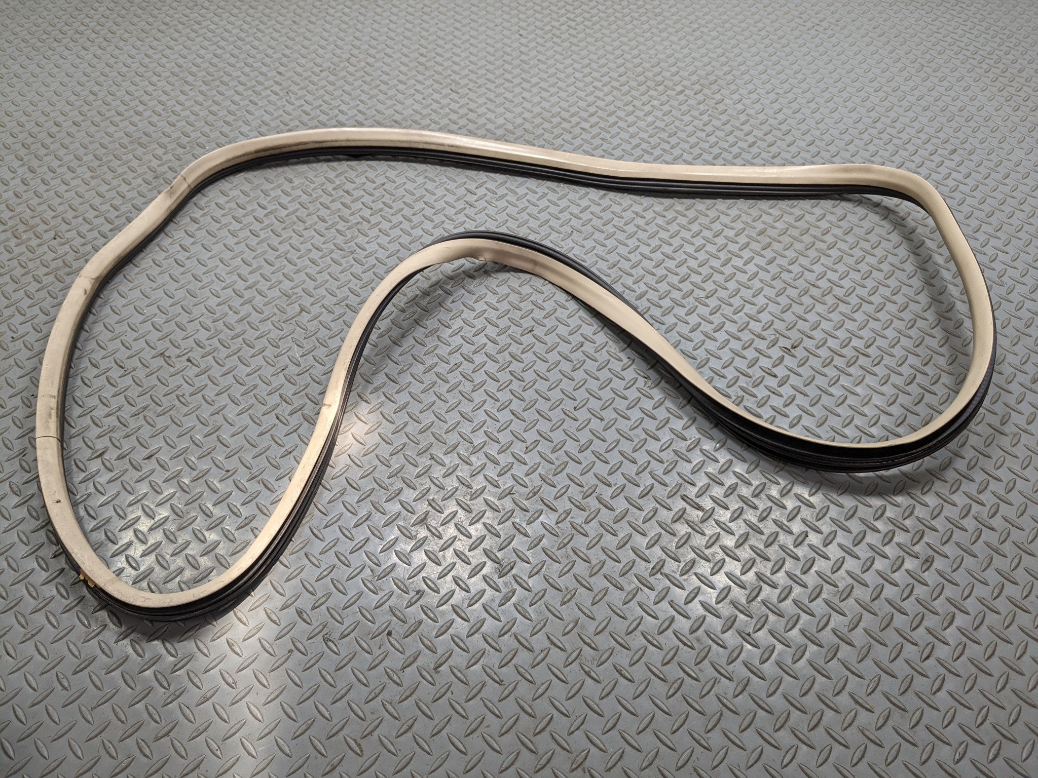 2004 - 2009 CADILLAC SRX OEM DOOR SEAL WEATHER STRIPPING RUBBER FRONT LEFT SIDE
