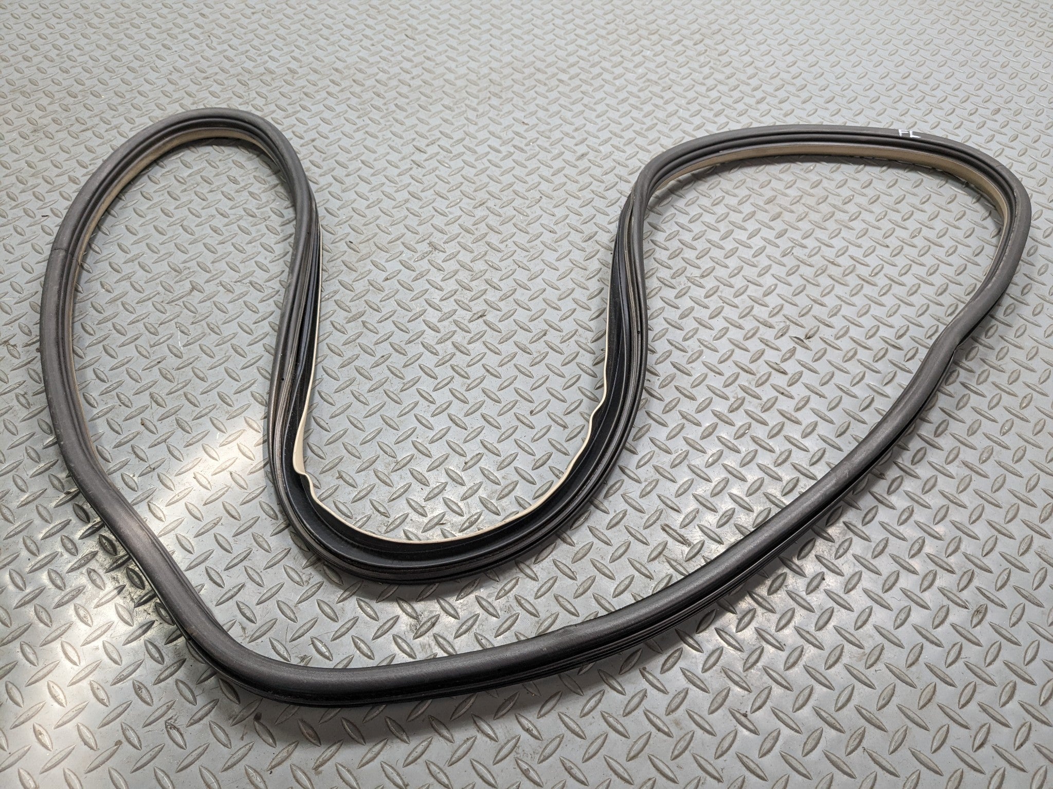 2004 - 2009 CADILLAC SRX OEM DOOR SEAL WEATHER STRIPPING RUBBER FRONT LEFT SIDE