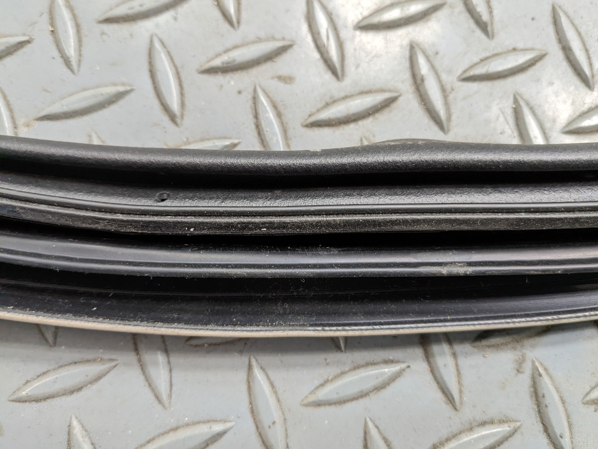 2004 - 2009 CADILLAC SRX OEM DOOR SEAL WEATHER STRIPPING RUBBER FRONT LEFT SIDE
