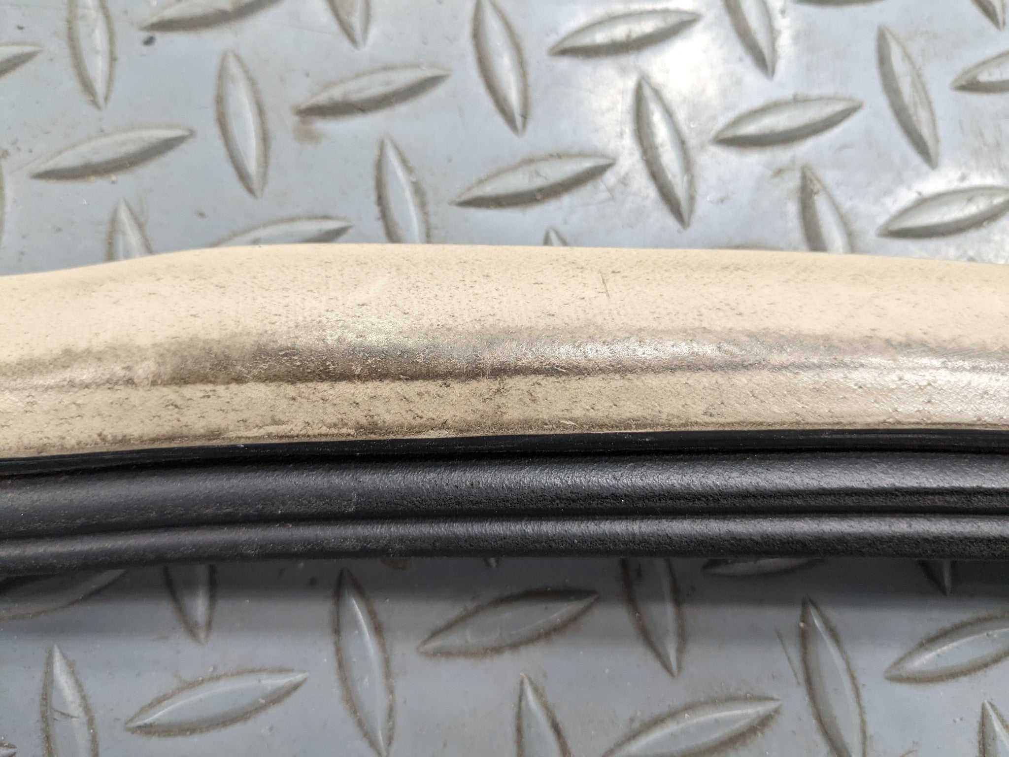 2004 - 2009 CADILLAC SRX OEM DOOR SEAL WEATHER STRIPPING RUBBER FRONT LEFT SIDE