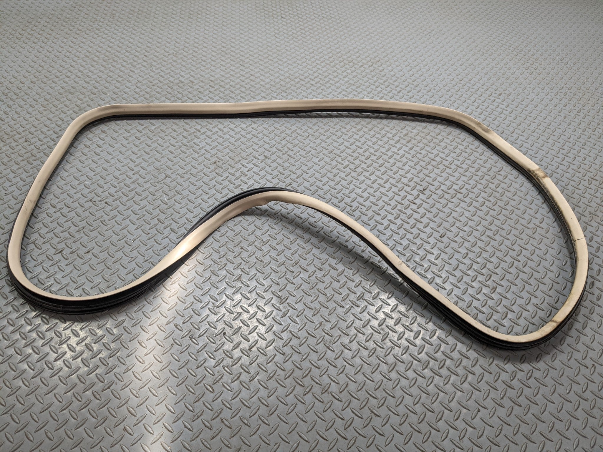 2004 - 2009 CADILLAC SRX OEM DOOR SEAL WEATHER STRIPPING RUBBER FRONT RIGHT SIDE
