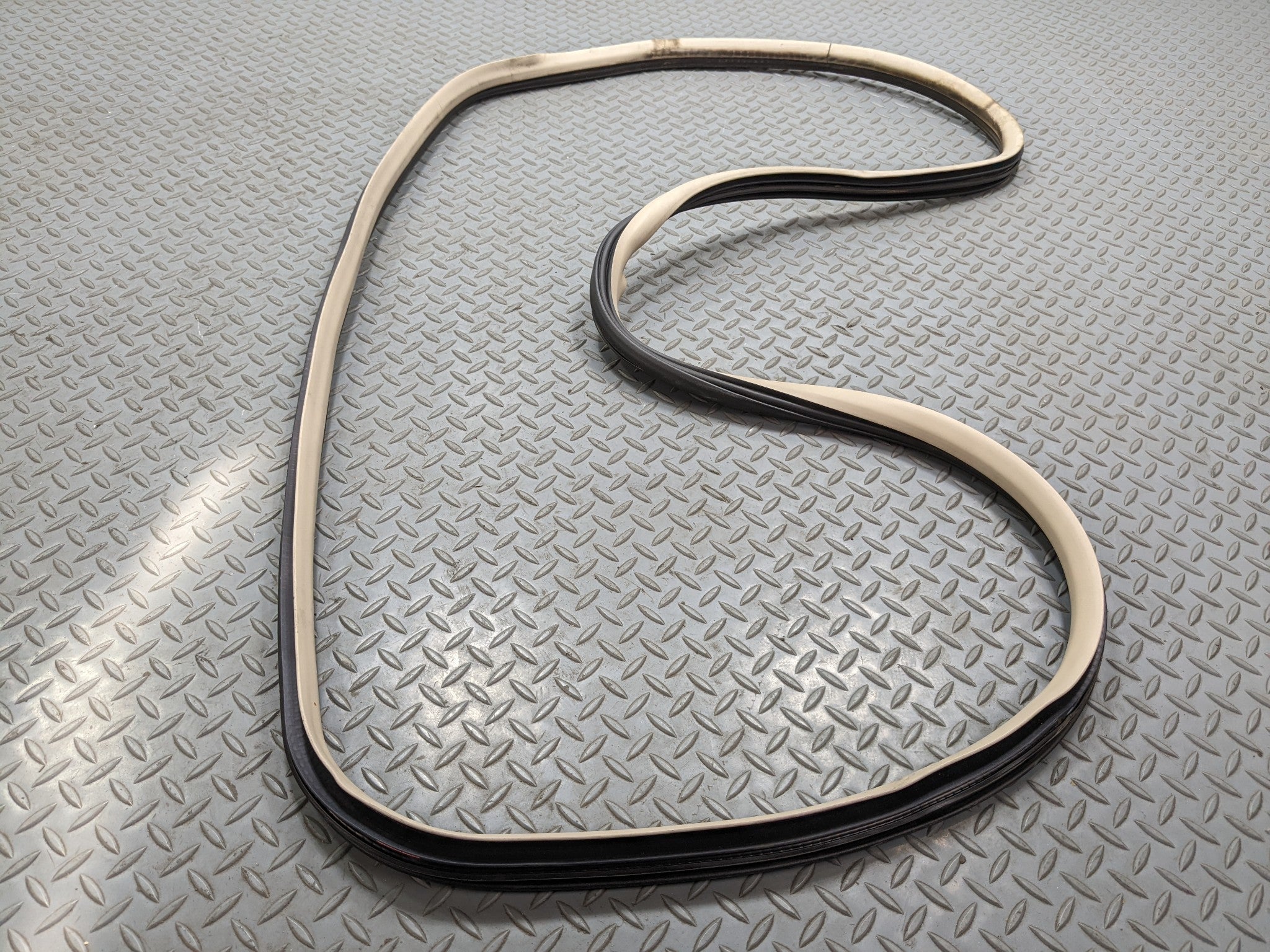 2004 - 2009 CADILLAC SRX OEM DOOR SEAL WEATHER STRIPPING RUBBER FRONT RIGHT SIDE