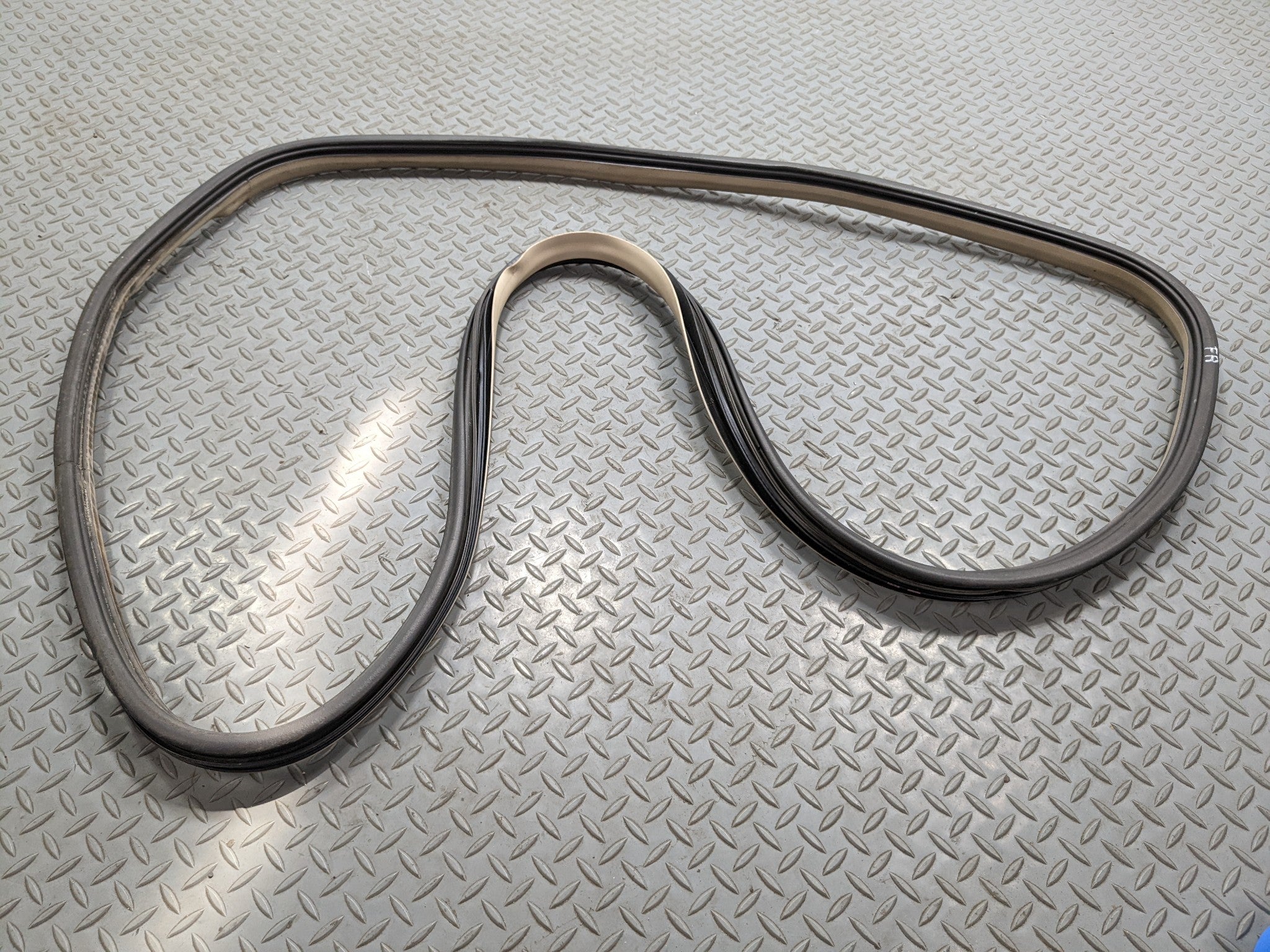 2004 - 2009 CADILLAC SRX OEM DOOR SEAL WEATHER STRIPPING RUBBER FRONT RIGHT SIDE