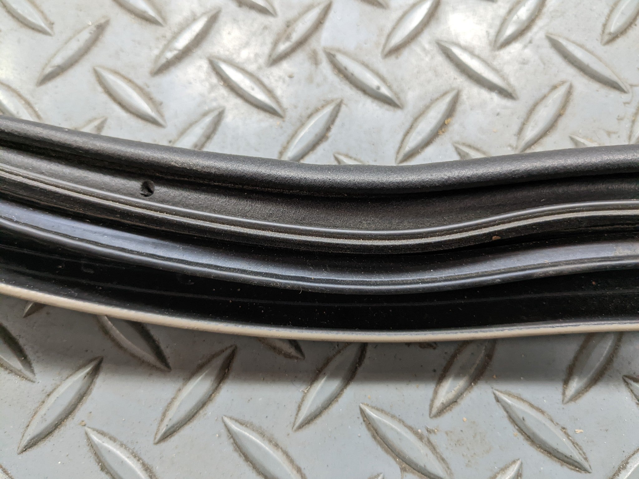 2004 - 2009 CADILLAC SRX OEM DOOR SEAL WEATHER STRIPPING RUBBER FRONT RIGHT SIDE