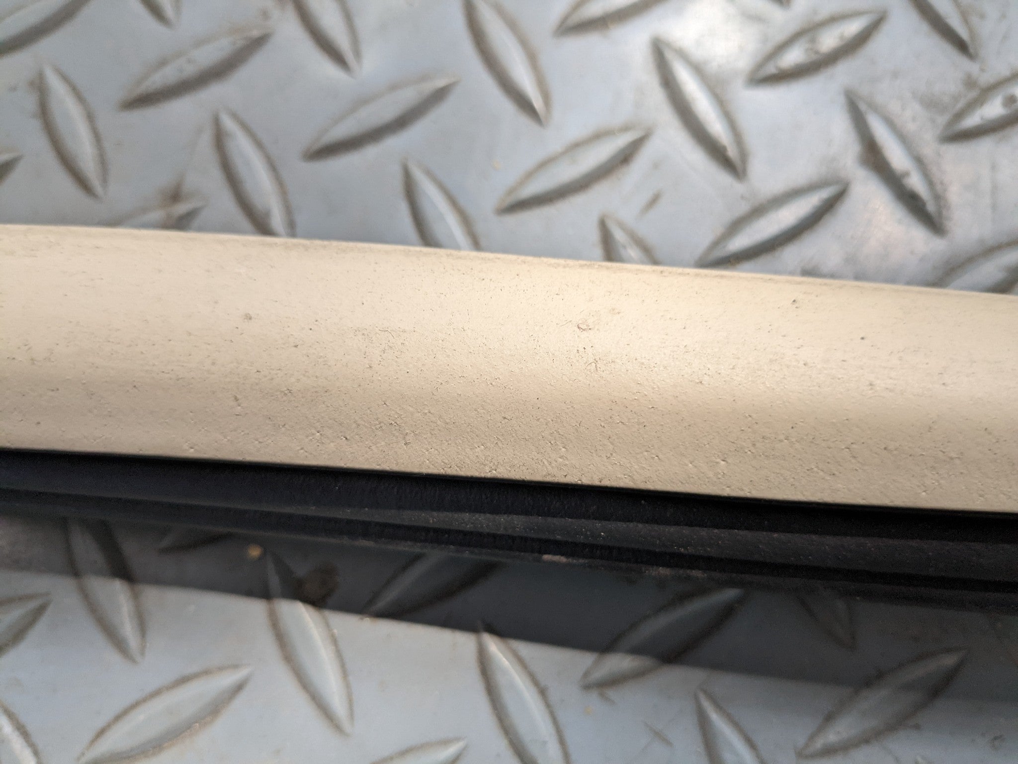 2004 - 2009 CADILLAC SRX OEM DOOR SEAL WEATHER STRIPPING RUBBER FRONT RIGHT SIDE