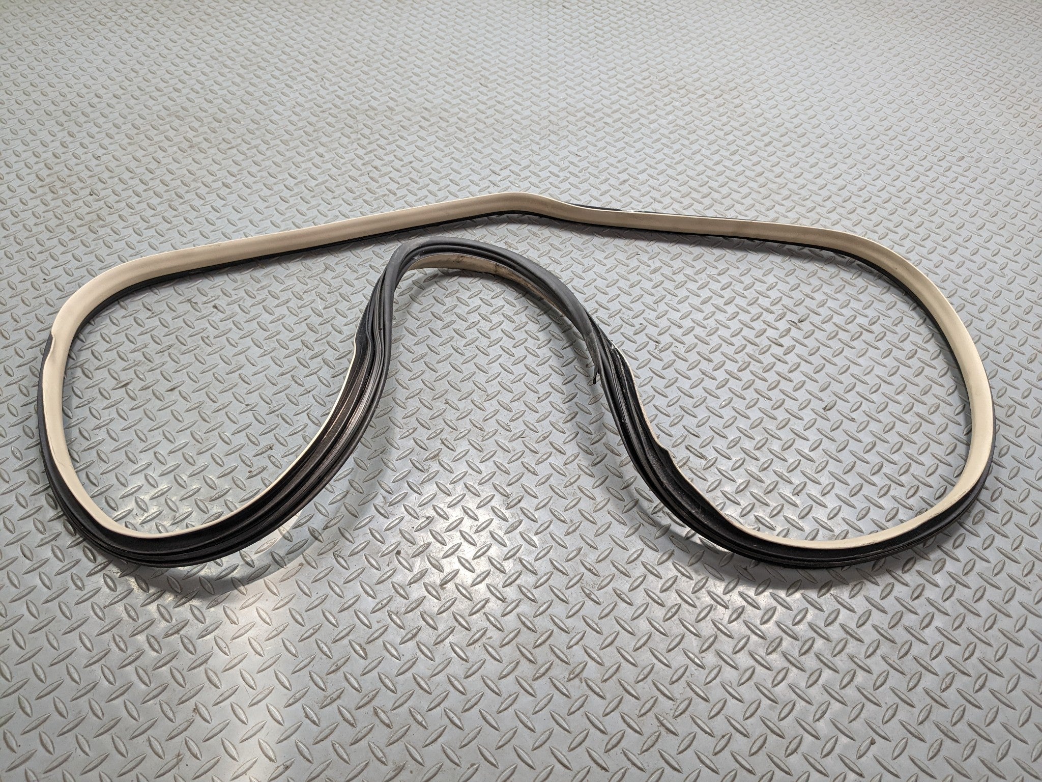 2004 - 2009 CADILLAC SRX OEM DOOR SEAL WEATHER STRIPPING RUBBER REAR RIGHT SIDE