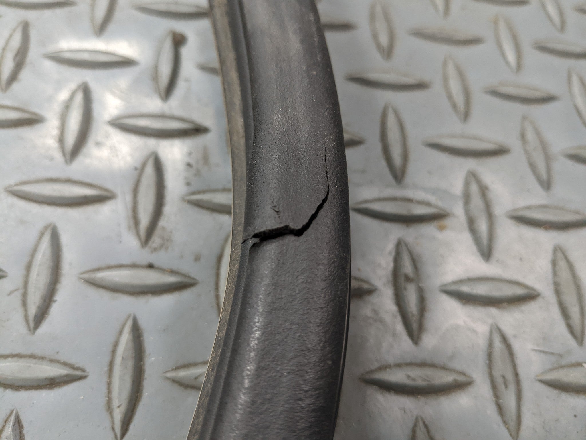 2004 - 2009 CADILLAC SRX OEM DOOR SEAL WEATHER STRIPPING RUBBER REAR RIGHT SIDE