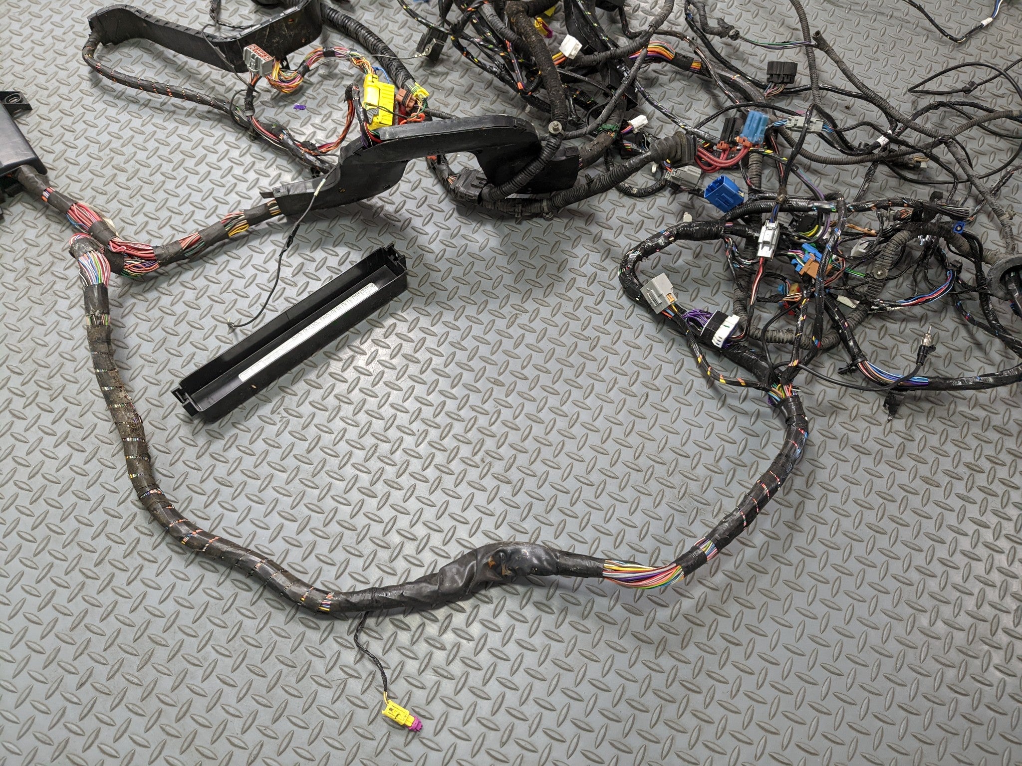 2004 - 2009 CADILLAC SRX OEM INTERIOR BODY WIRE HARNESS CABLE AND CONNECTOR