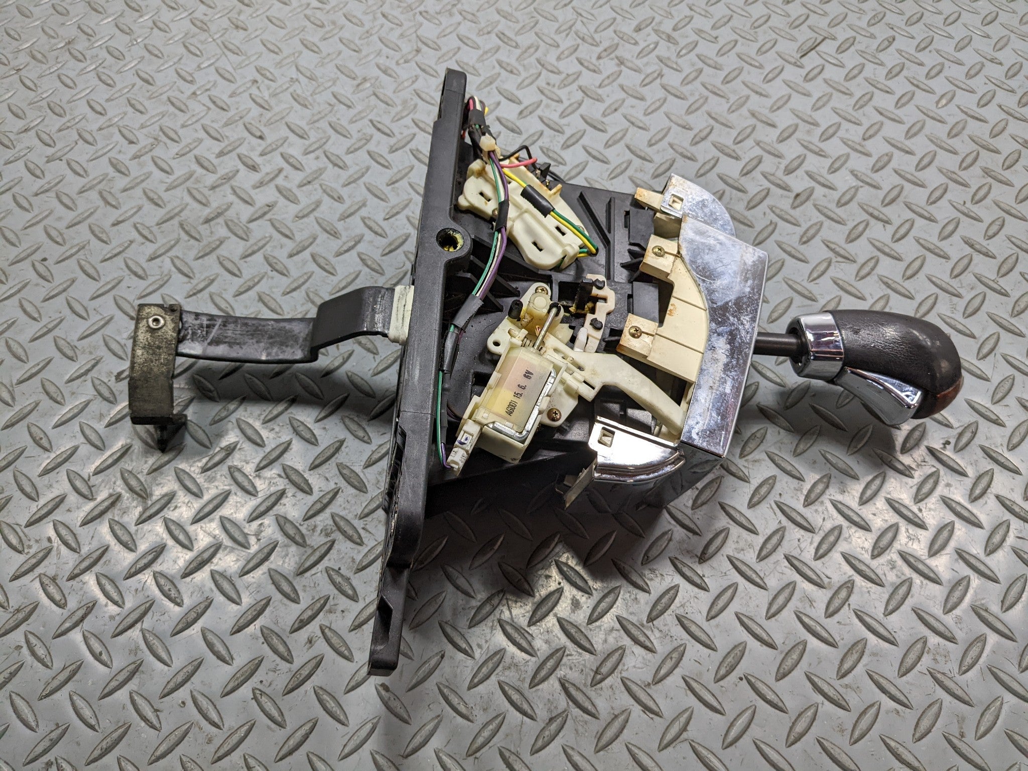 2004 - 2009 CADILLAC SRX OEM AUTOMATIC TRANSMISSION FLOOR SHIFTER GEAR SELECTOR