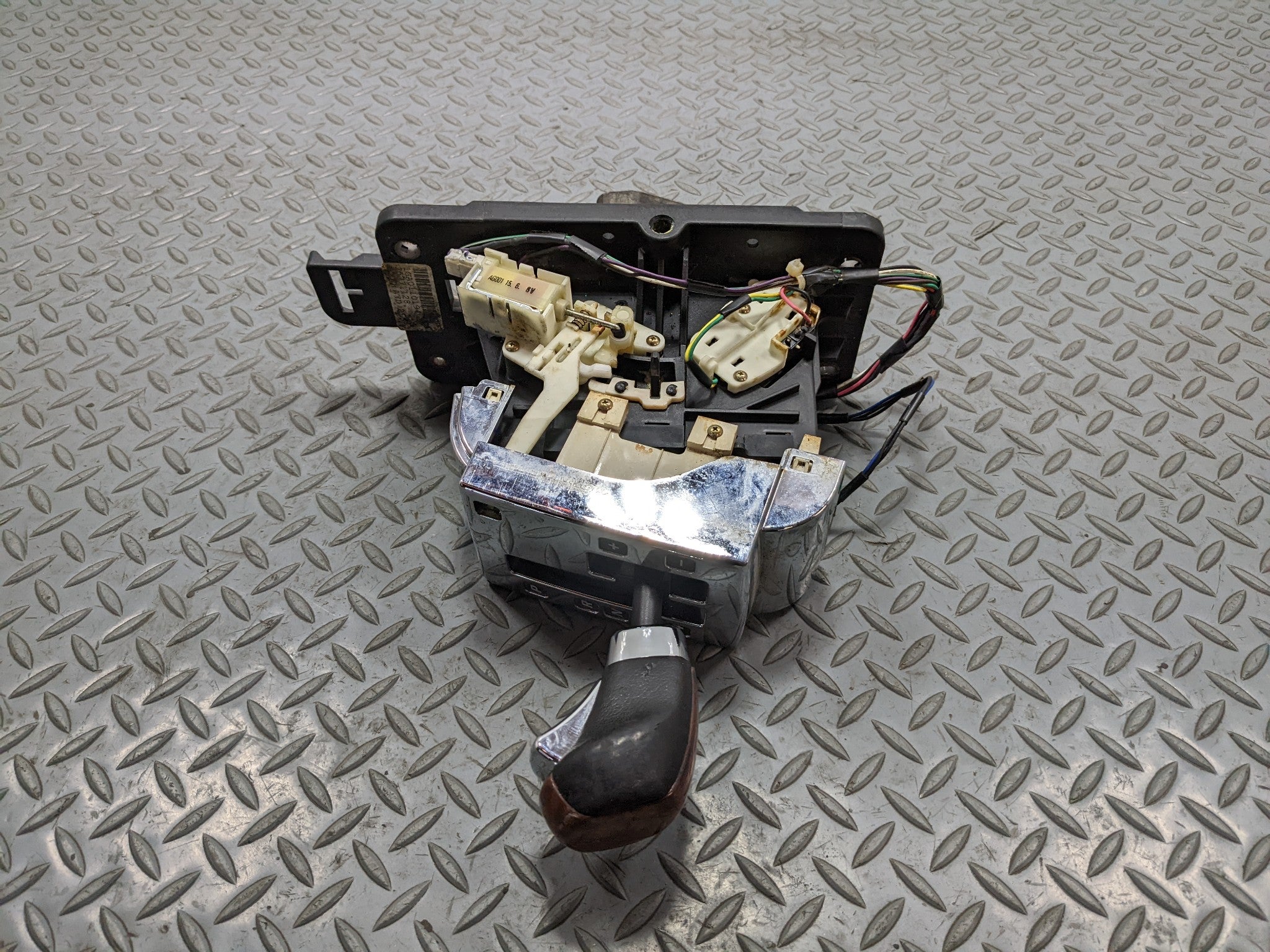 2004 - 2009 CADILLAC SRX OEM AUTOMATIC TRANSMISSION FLOOR SHIFTER GEAR SELECTOR
