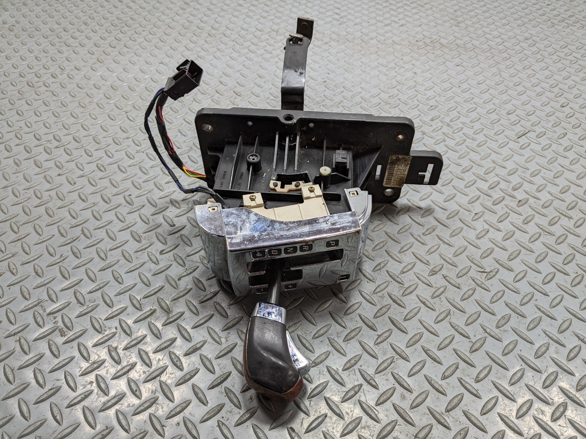 2004 - 2009 CADILLAC SRX OEM AUTOMATIC TRANSMISSION FLOOR SHIFTER GEAR SELECTOR