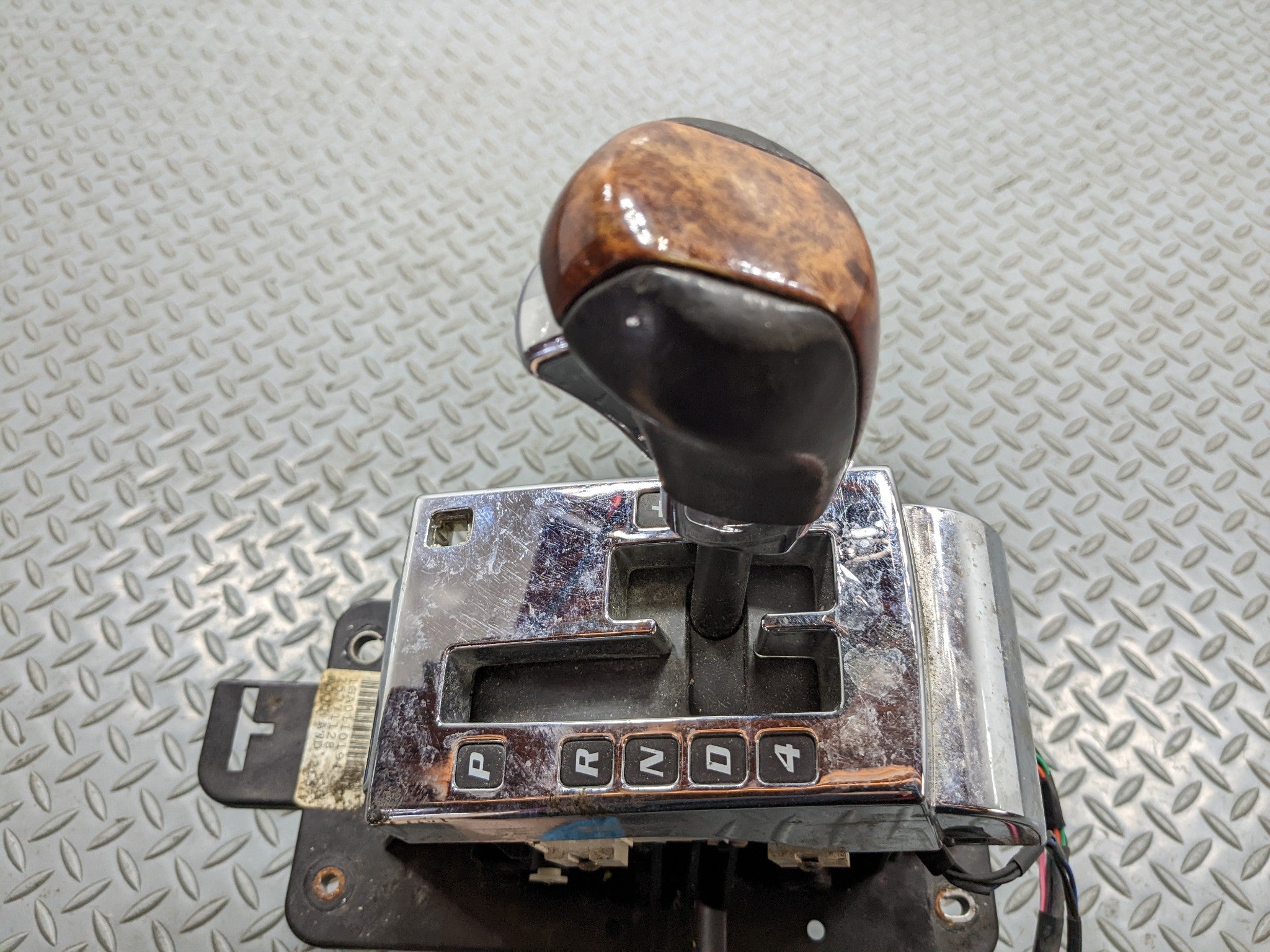 2004 - 2009 CADILLAC SRX OEM AUTOMATIC TRANSMISSION FLOOR SHIFTER GEAR SELECTOR