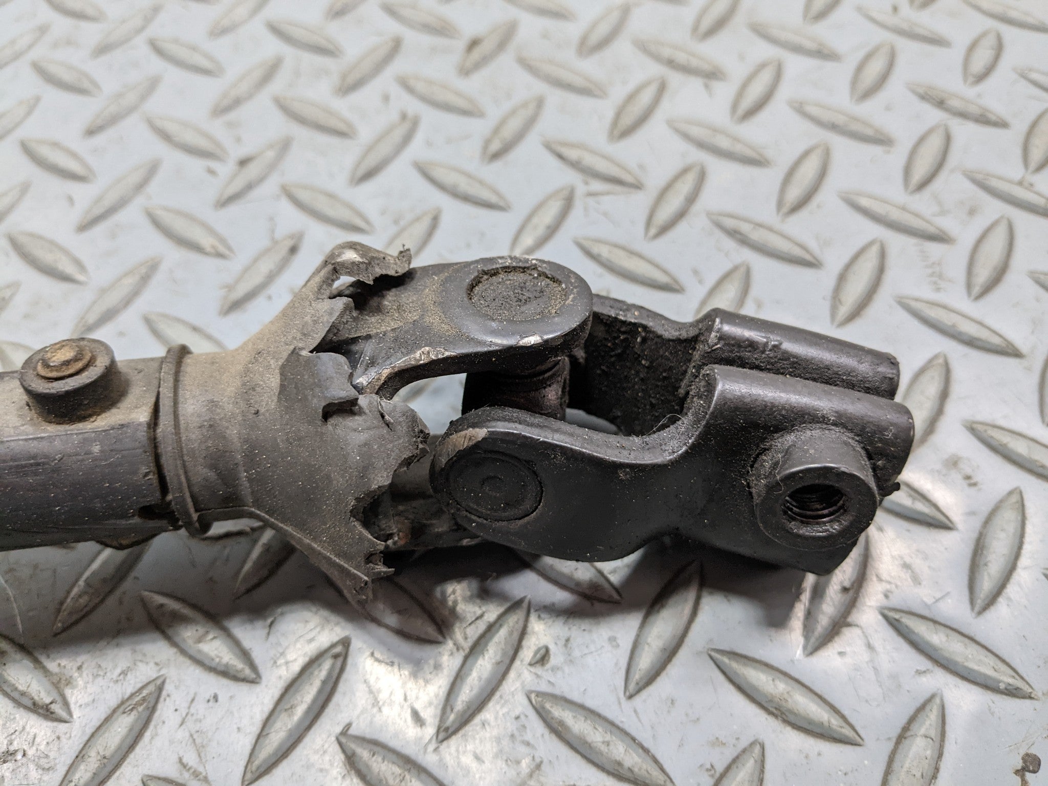 2004 - 2009 CADILLAC SRX OEM INTERMEDIATE STEERING SHAFT JOINT ASSEMBLY