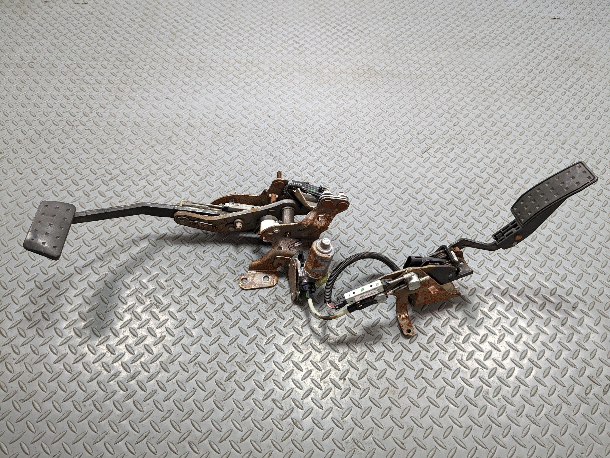 2004 - 2009 CADILLAC SRX OEM ACCELERATOR PEDAL SENSOR ASSEMBLY WITH BRAKE PEDAL