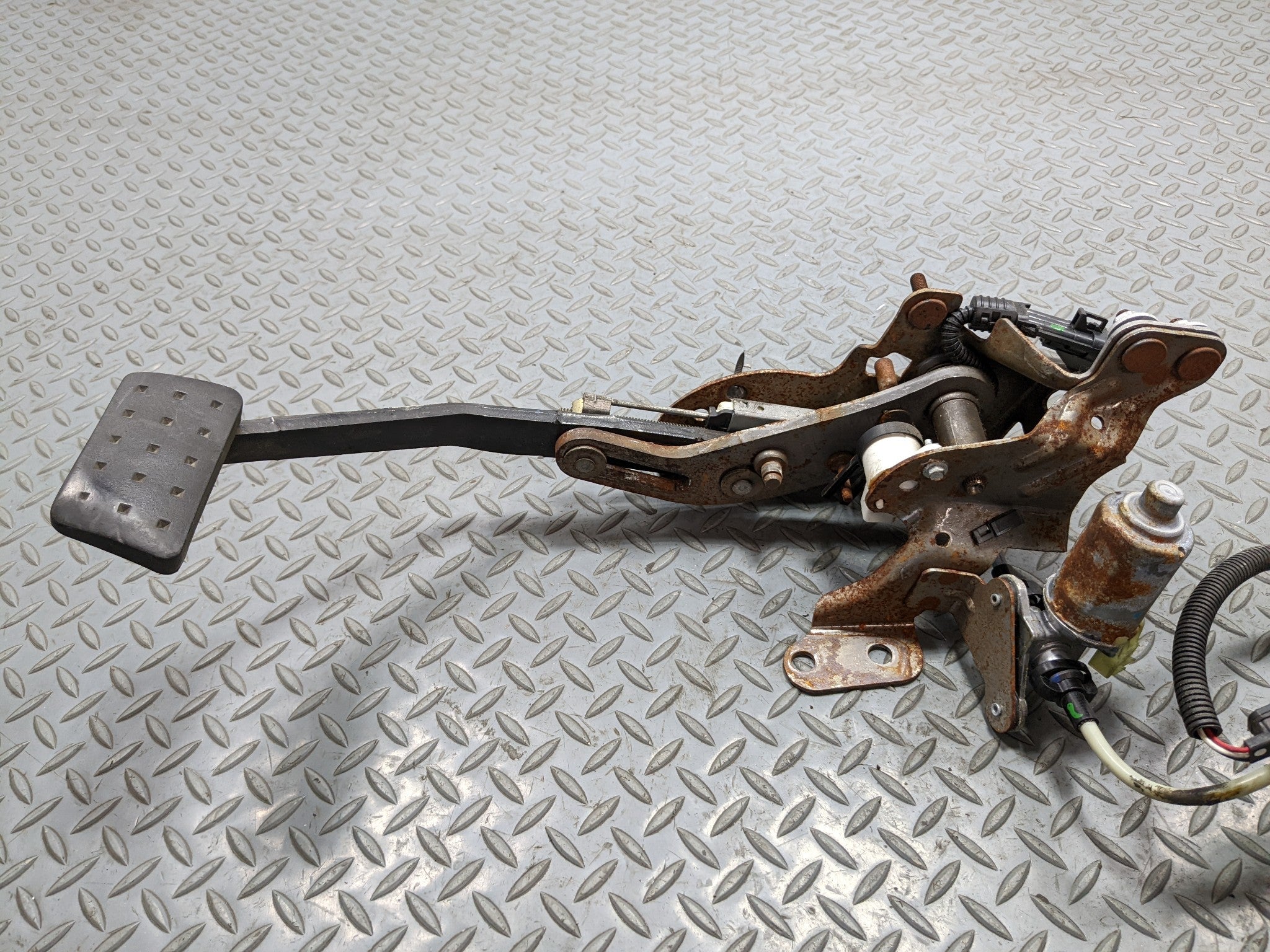 2004 - 2009 CADILLAC SRX OEM ACCELERATOR PEDAL SENSOR ASSEMBLY WITH BRAKE PEDAL
