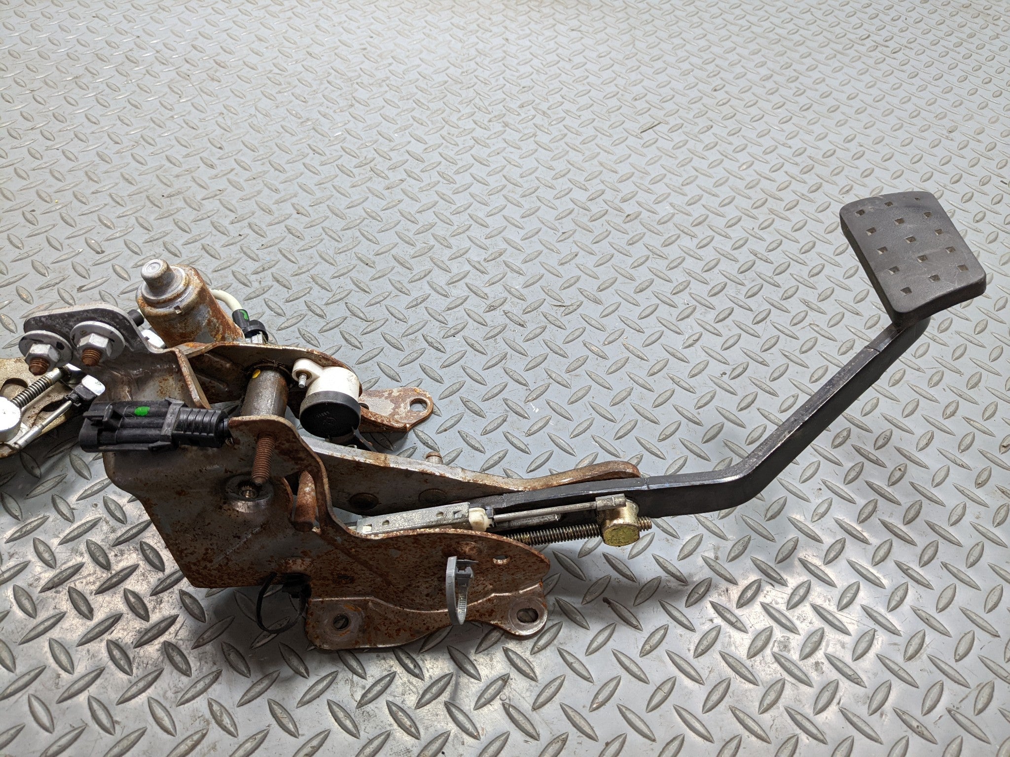 2004 - 2009 CADILLAC SRX OEM ACCELERATOR PEDAL SENSOR ASSEMBLY WITH BRAKE PEDAL