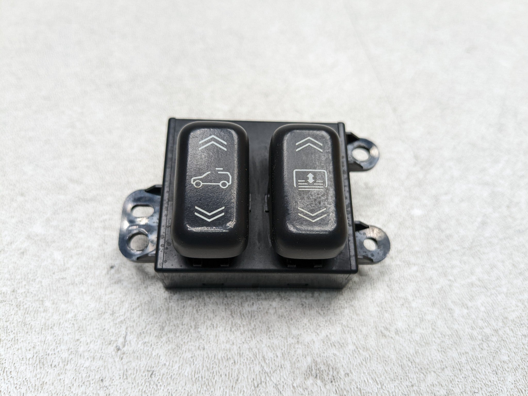 2004 - 2009 CADILLAC SRX OEM SUNROOF CONTROL BUTTON SWITCH ASSEMBLY