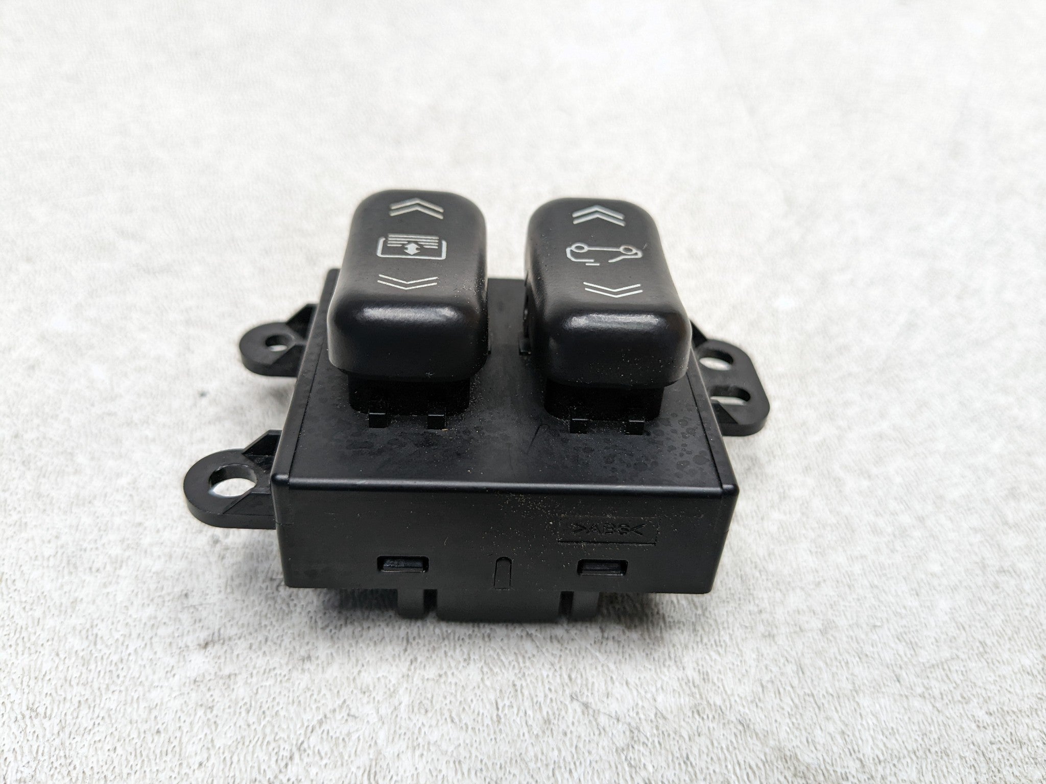 2004 - 2009 CADILLAC SRX OEM SUNROOF CONTROL BUTTON SWITCH ASSEMBLY