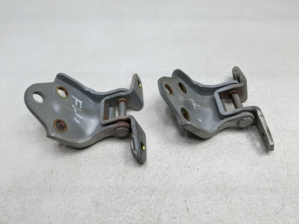 00 - 04 MITSUBISHI MONTERO SPORT OEM DOOR HINGE SET UPPER AND LOWER FRONT LEFT