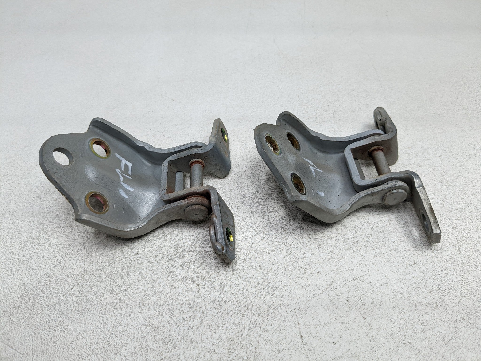 00 - 04 MITSUBISHI MONTERO SPORT OEM DOOR HINGE SET UPPER AND LOWER FRONT LEFT
