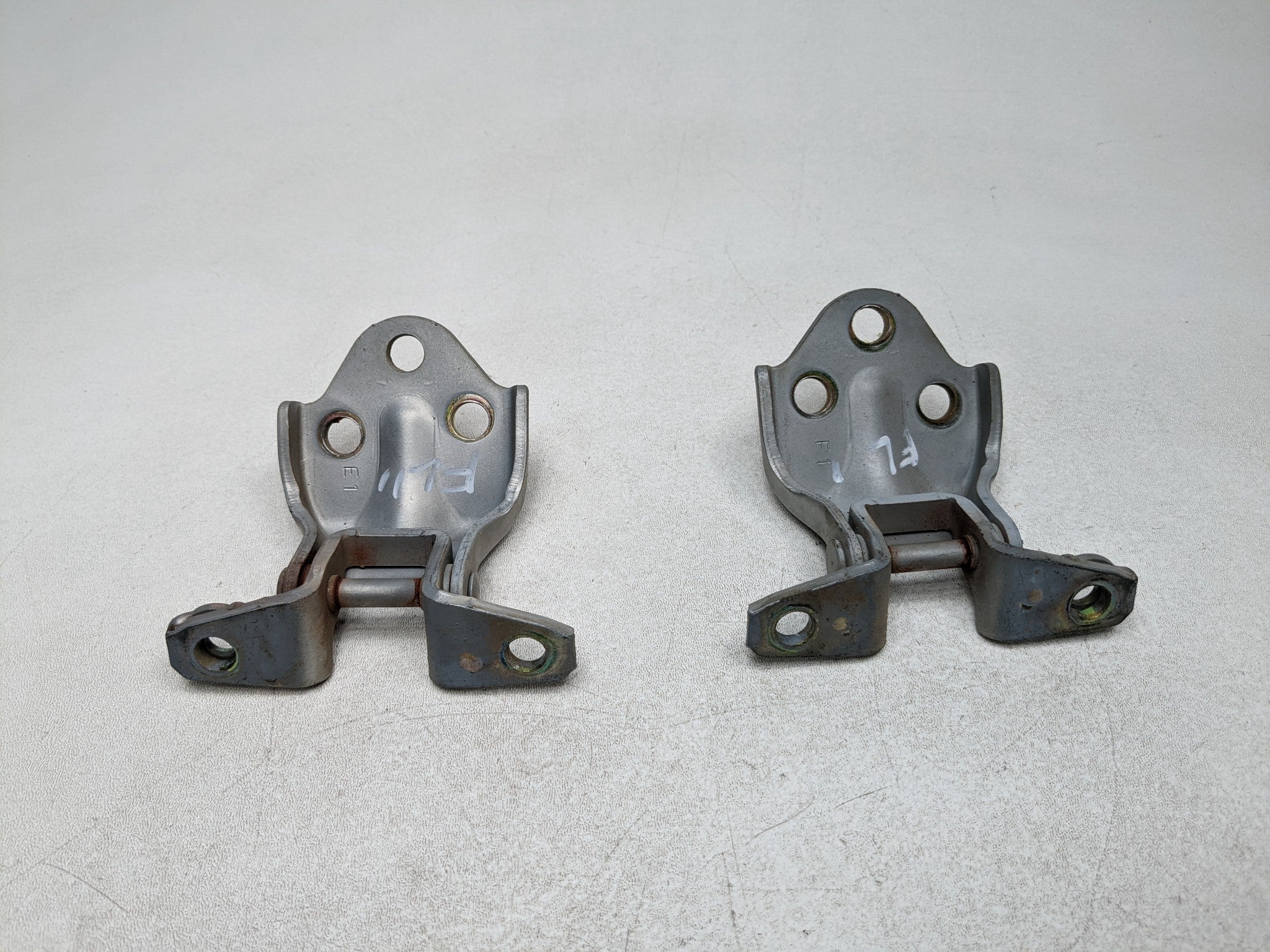 00 - 04 MITSUBISHI MONTERO SPORT OEM DOOR HINGE SET UPPER AND LOWER FRONT LEFT
