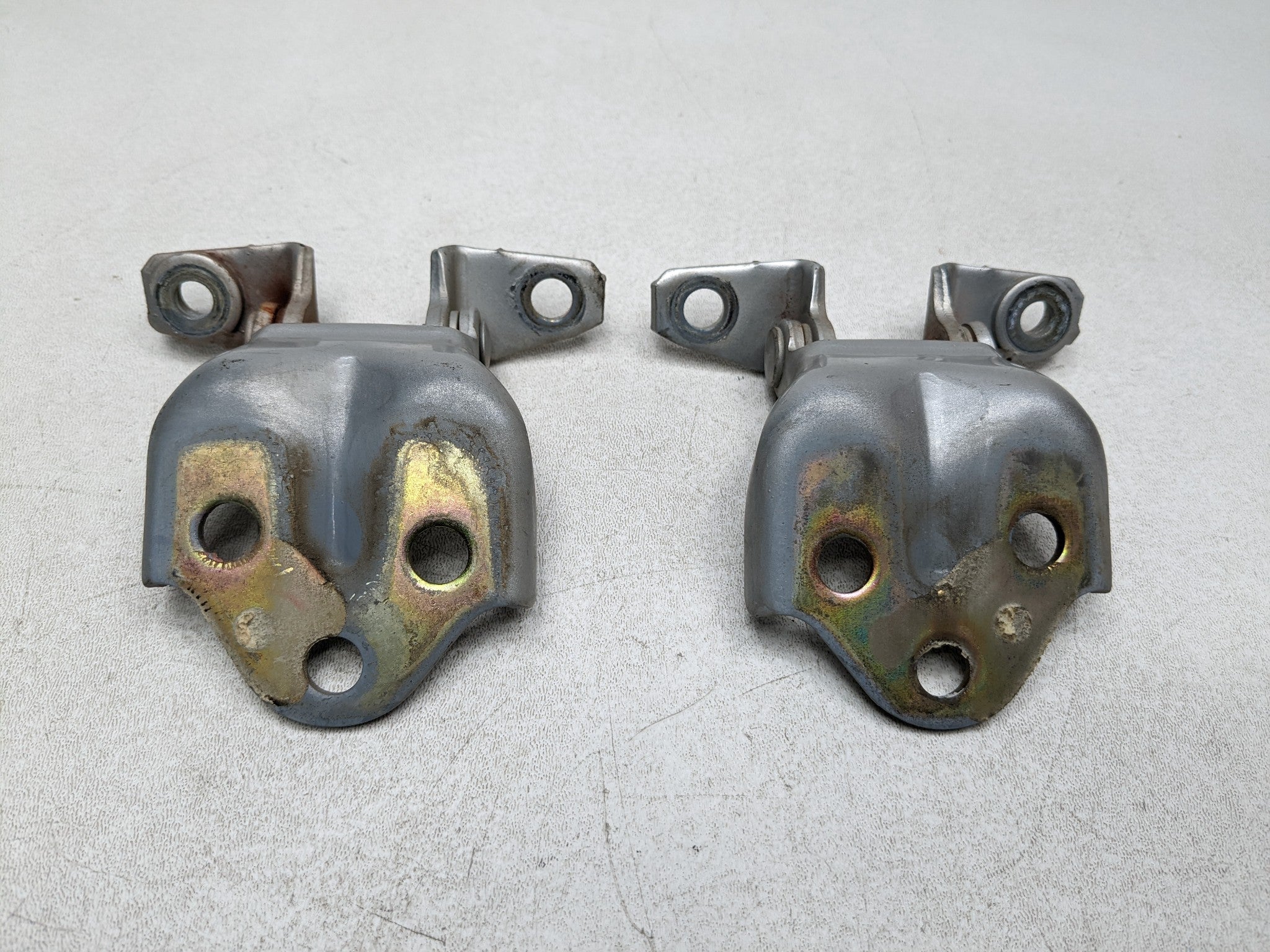 00 - 04 MITSUBISHI MONTERO SPORT OEM DOOR HINGE SET UPPER AND LOWER FRONT LEFT