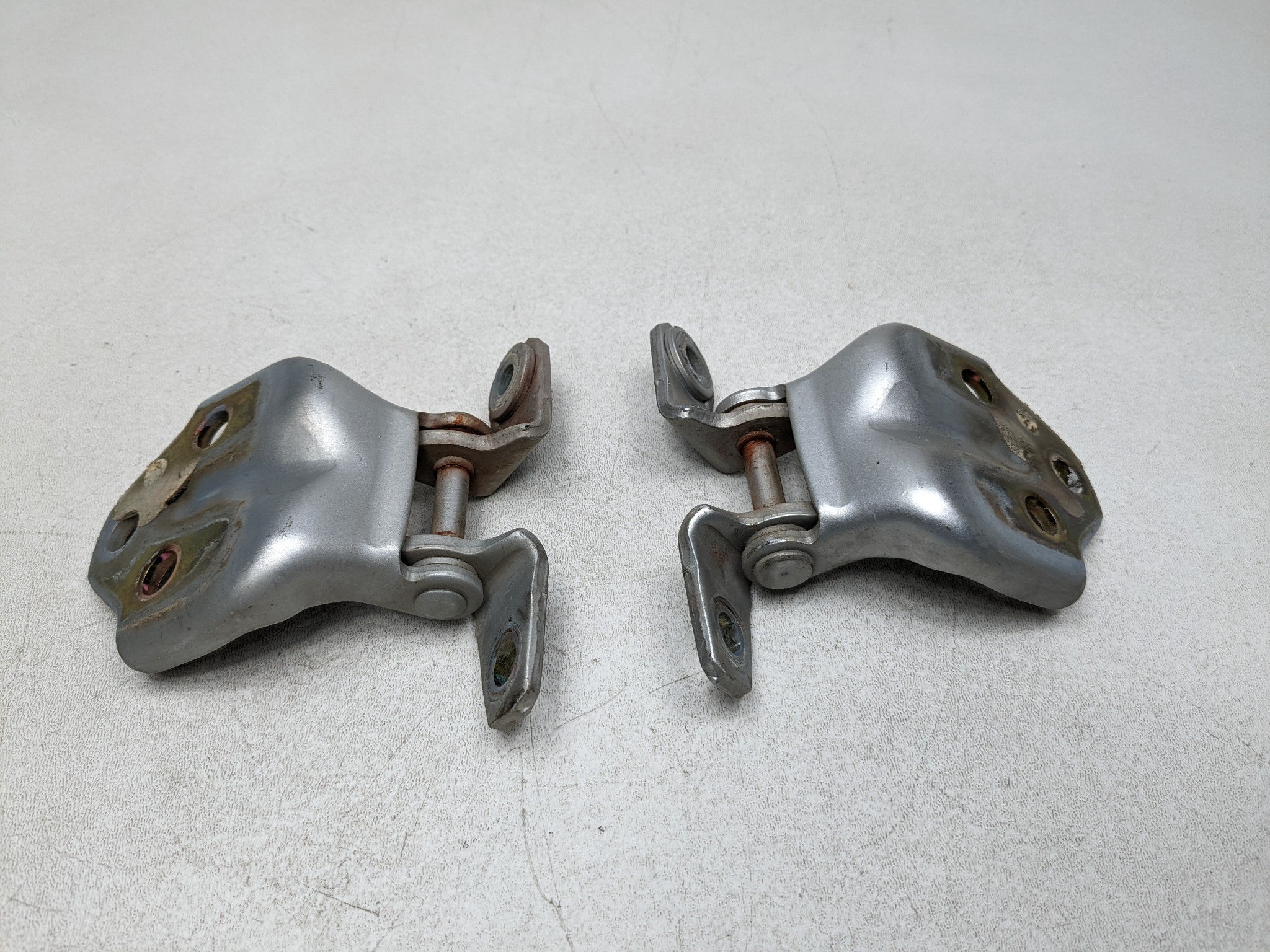 00 - 04 MITSUBISHI MONTERO SPORT OEM DOOR HINGE SET UPPER AND LOWER FRONT LEFT