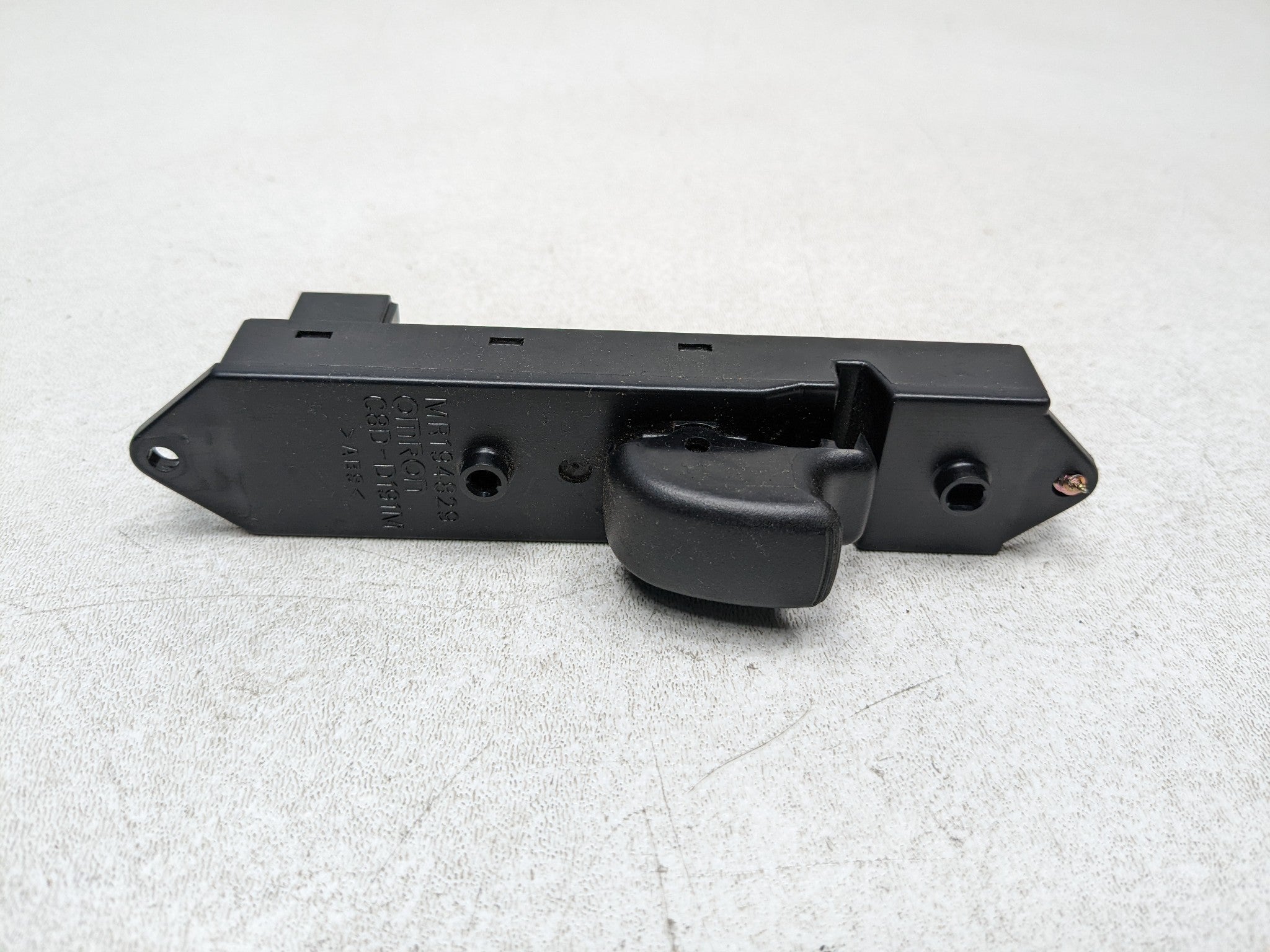 00 - 04 MITSUBISHI MONTERO SPORT OEM DOOR WINDOW SWITCH ASSEMBLY REAR LEFT SIDE