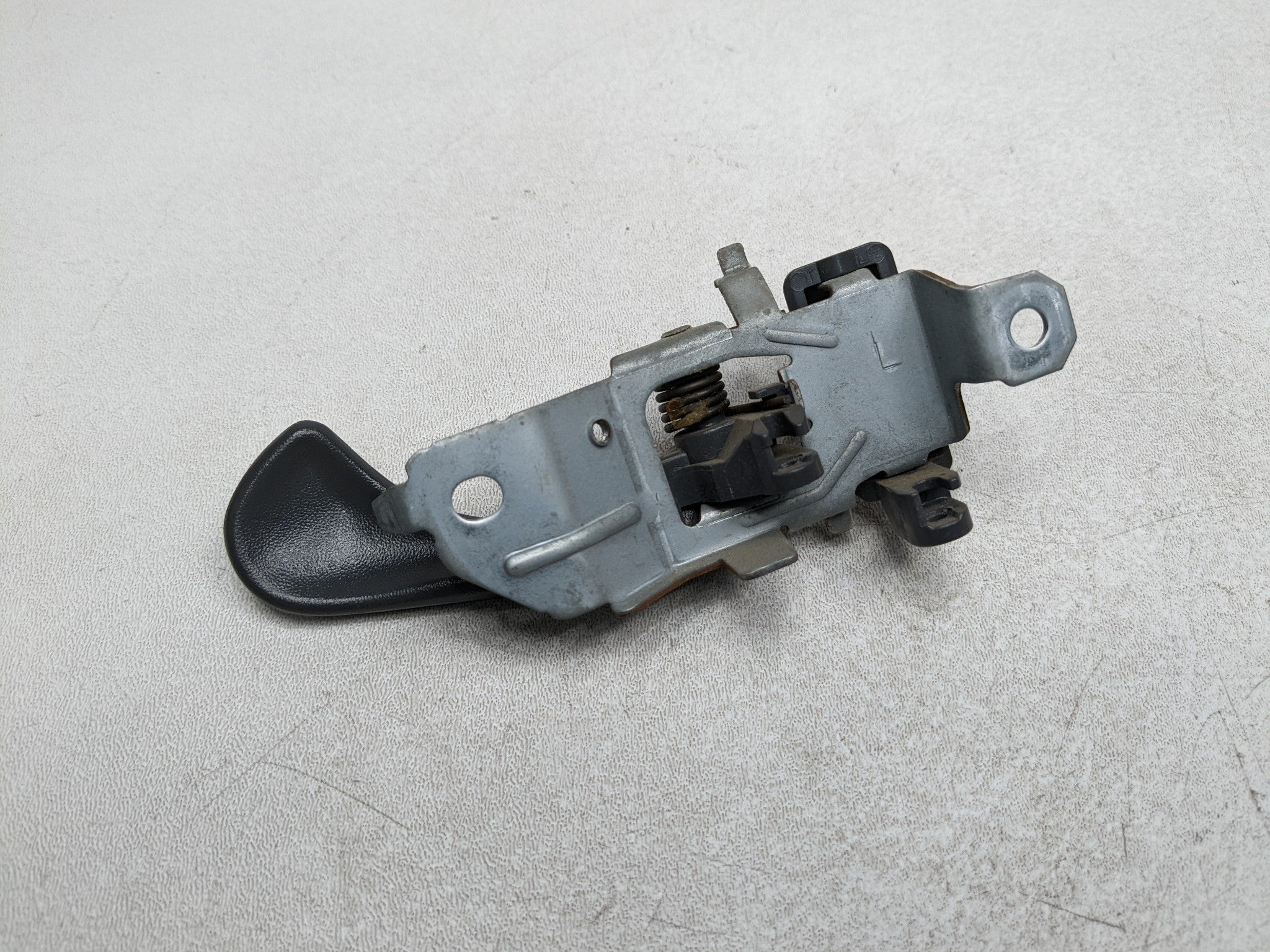 00 - 04 MITSUBISHI MONTERO SPORT OEM INTERIOR DOOR HANDLE REAR LEFT DRIVER SIDE