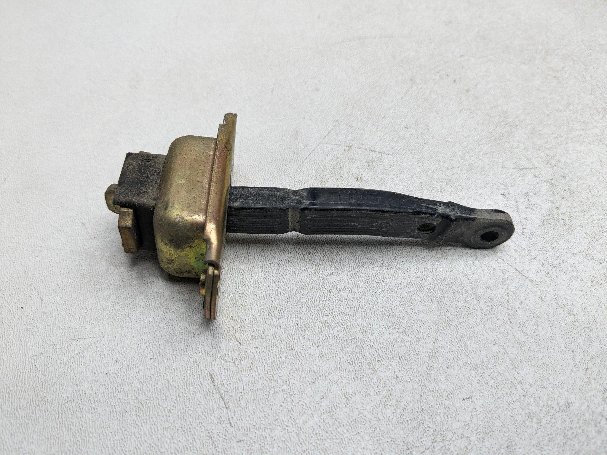 00 - 04 MITSUBISHI MONTERO SPORT OEM DOOR CHECK STRAP STOPPER REAR RIGHT SIDE