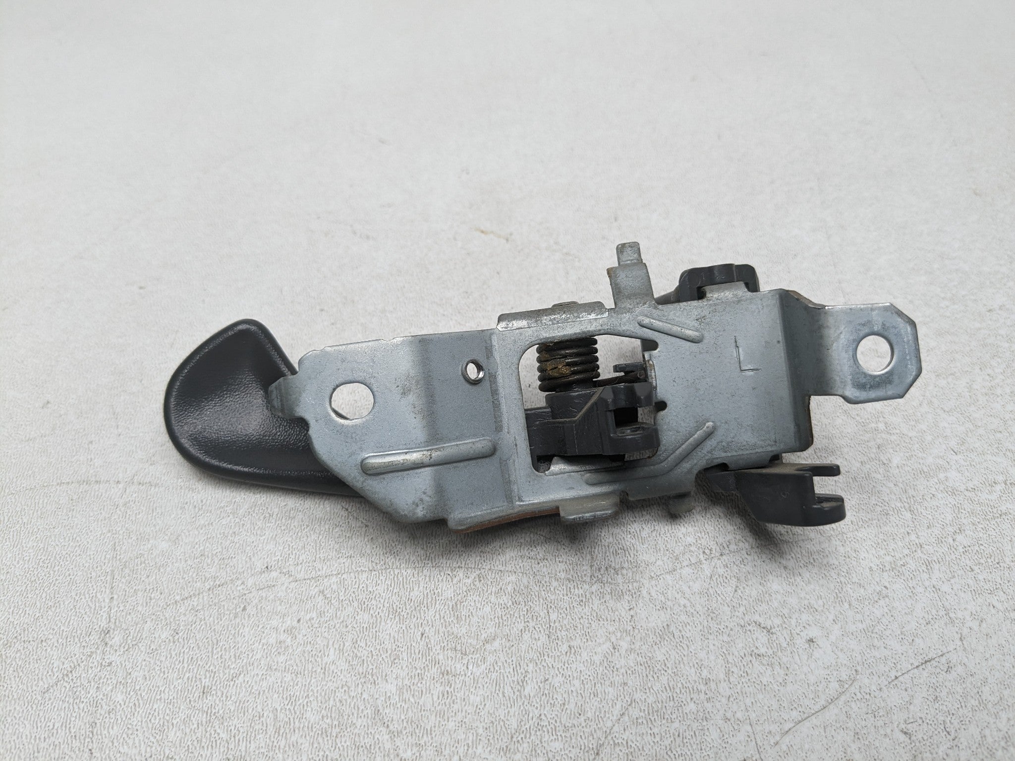 00 - 04 MITSUBISHI MONTERO SPORT OEM INTERIOR DOOR HANDLE FRONT LEFT DRIVER SIDE