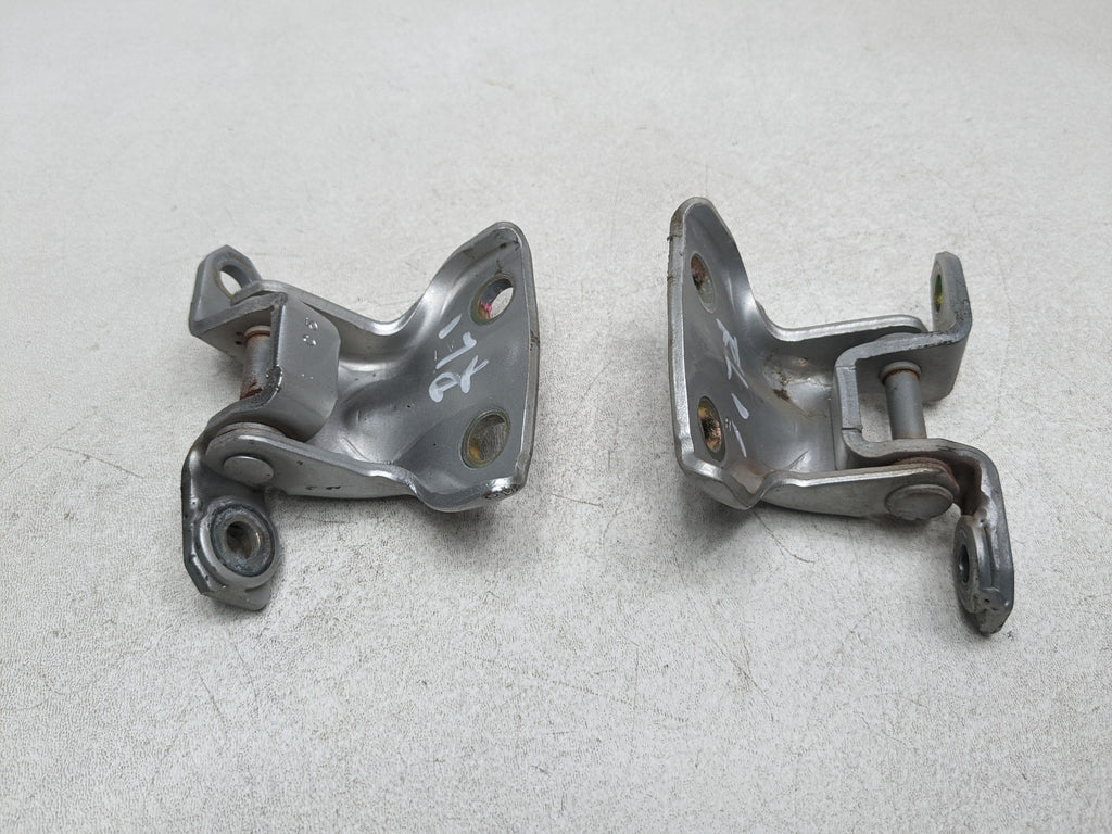 00 - 04 MITSUBISHI MONTERO SPORT OEM DOOR HINGE SET UPPER AND LOWER REAR LEFT