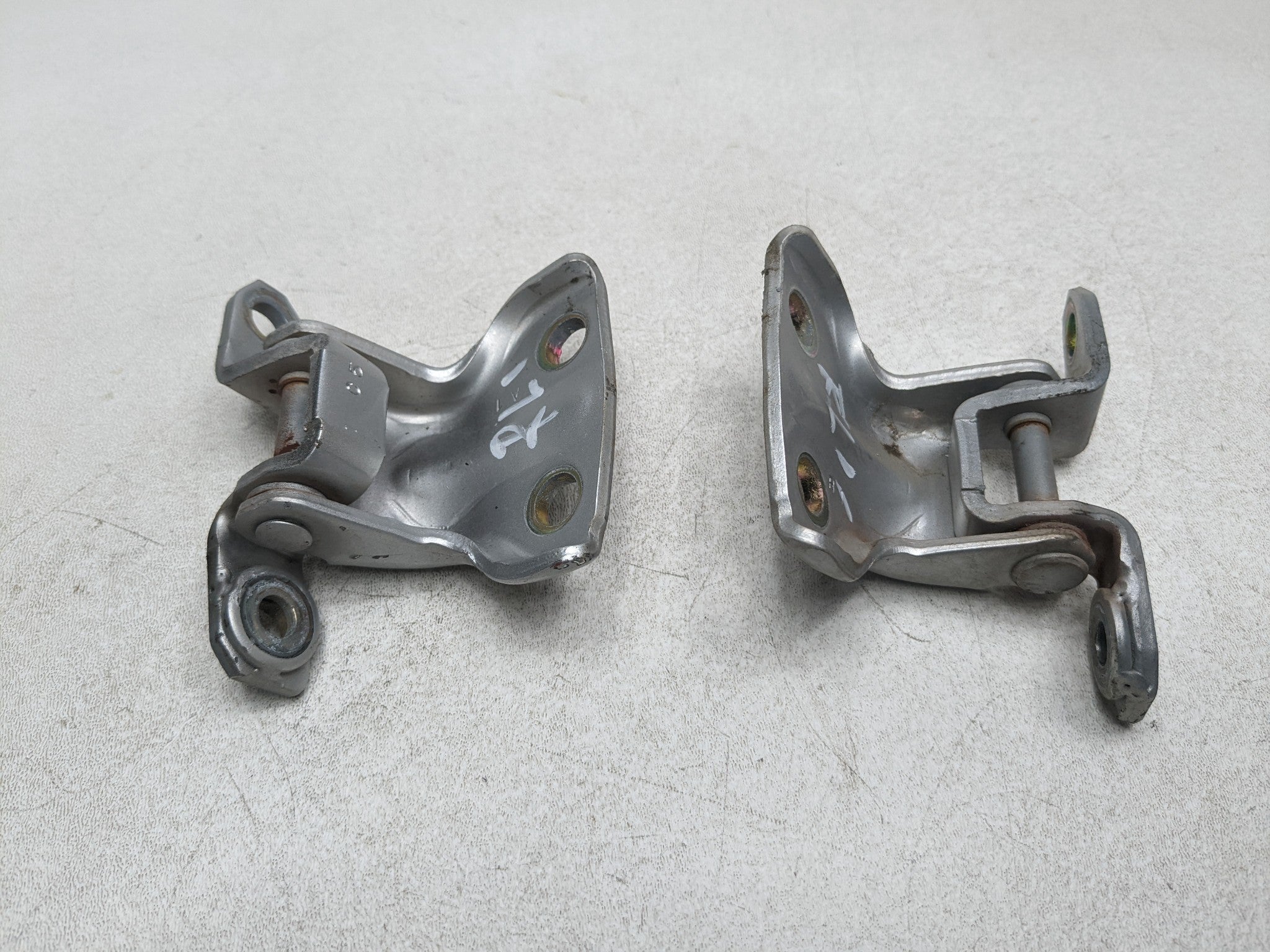 00 - 04 MITSUBISHI MONTERO SPORT OEM DOOR HINGE SET UPPER AND LOWER REAR LEFT