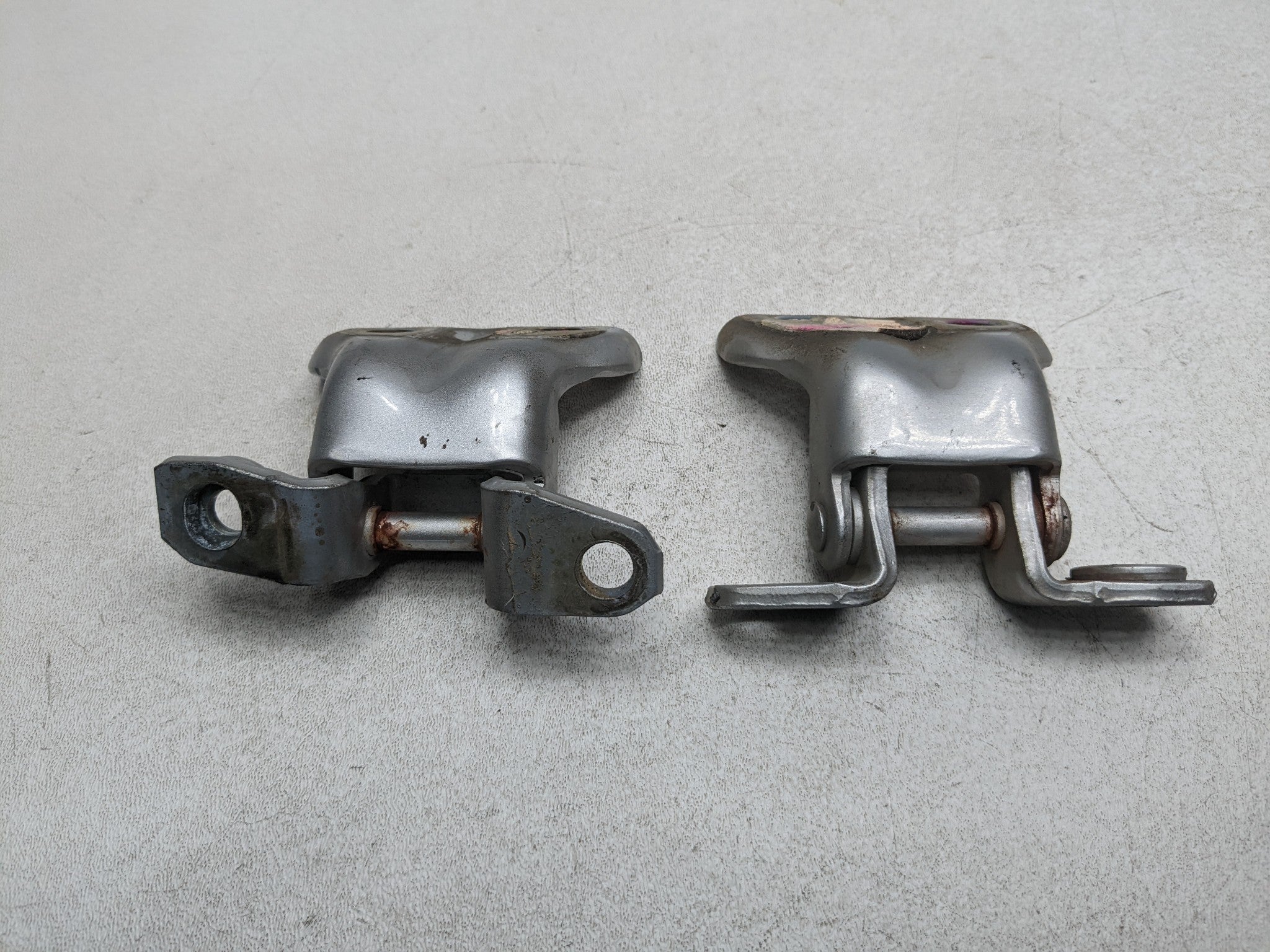 00 - 04 MITSUBISHI MONTERO SPORT OEM DOOR HINGE SET UPPER AND LOWER REAR LEFT