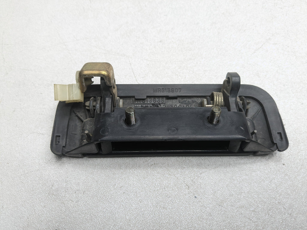 00 – 04 MITSUBISHI MONTERO SPORT OEM EXTERIOR DOOR HANDLE FRONT LEFT DRIVER SIDE